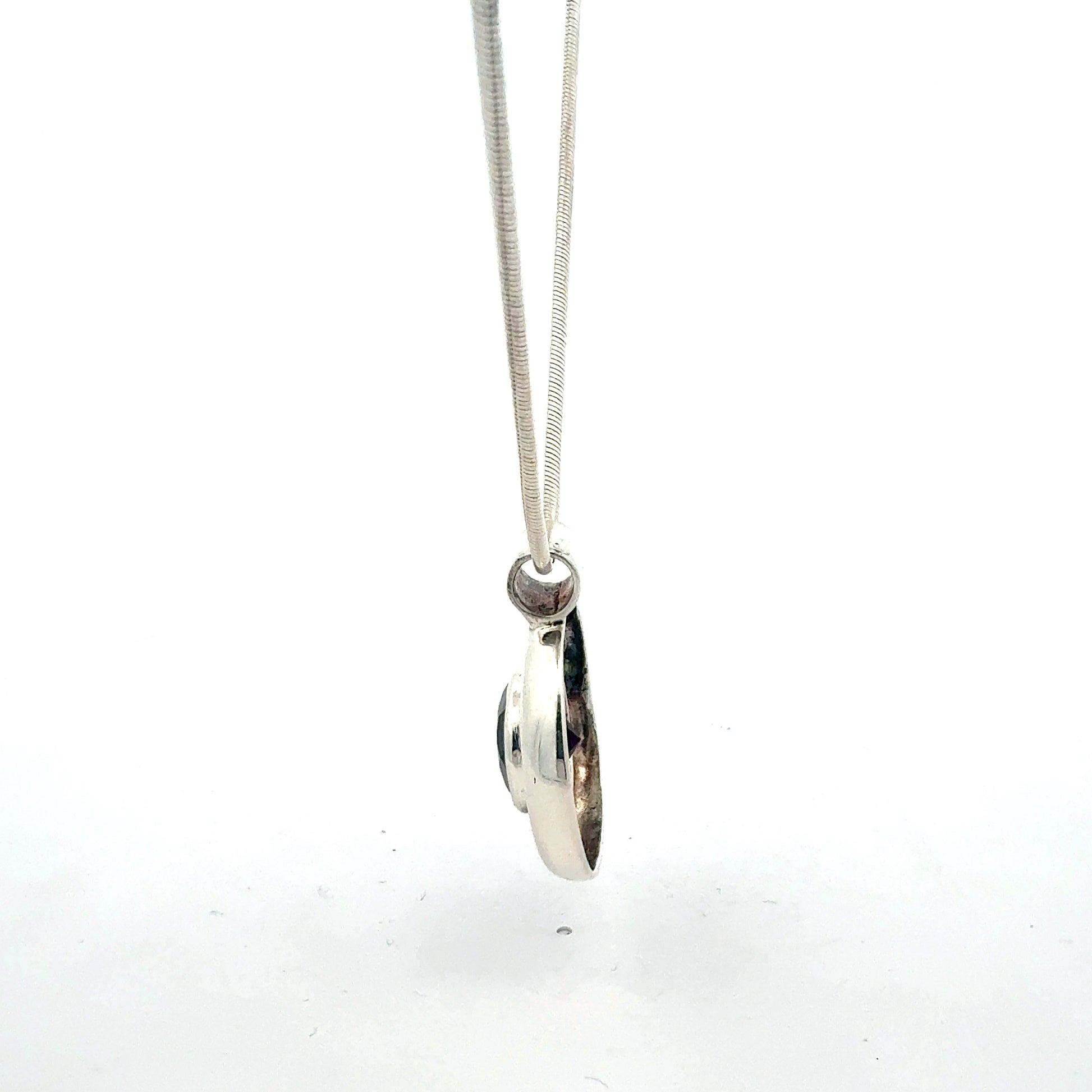 Silberkette 925 mit pinkem Stein Anhänger Seitenansicht
