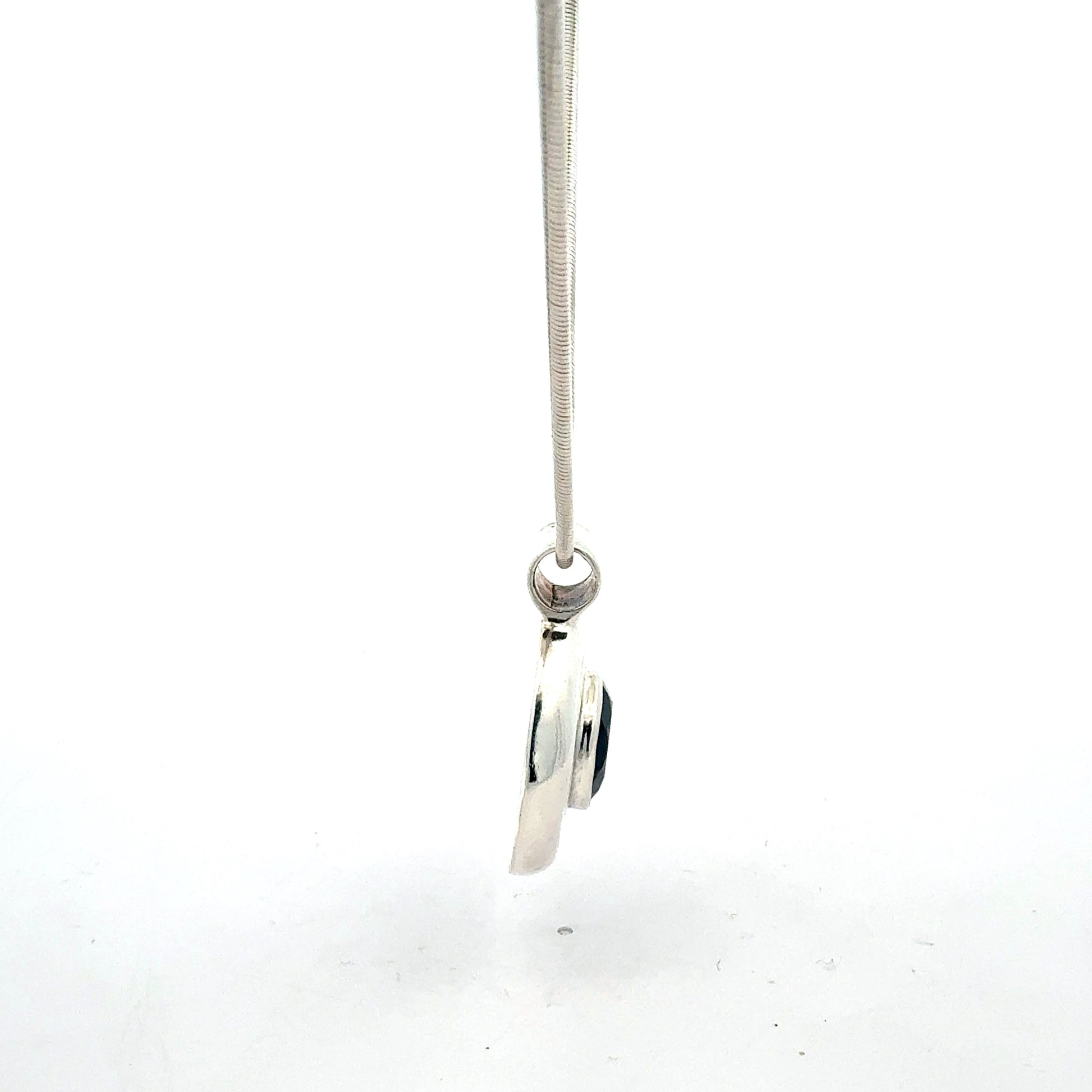 Silberkette 925 mit pinkem Stein Anhänger Seitenansicht
