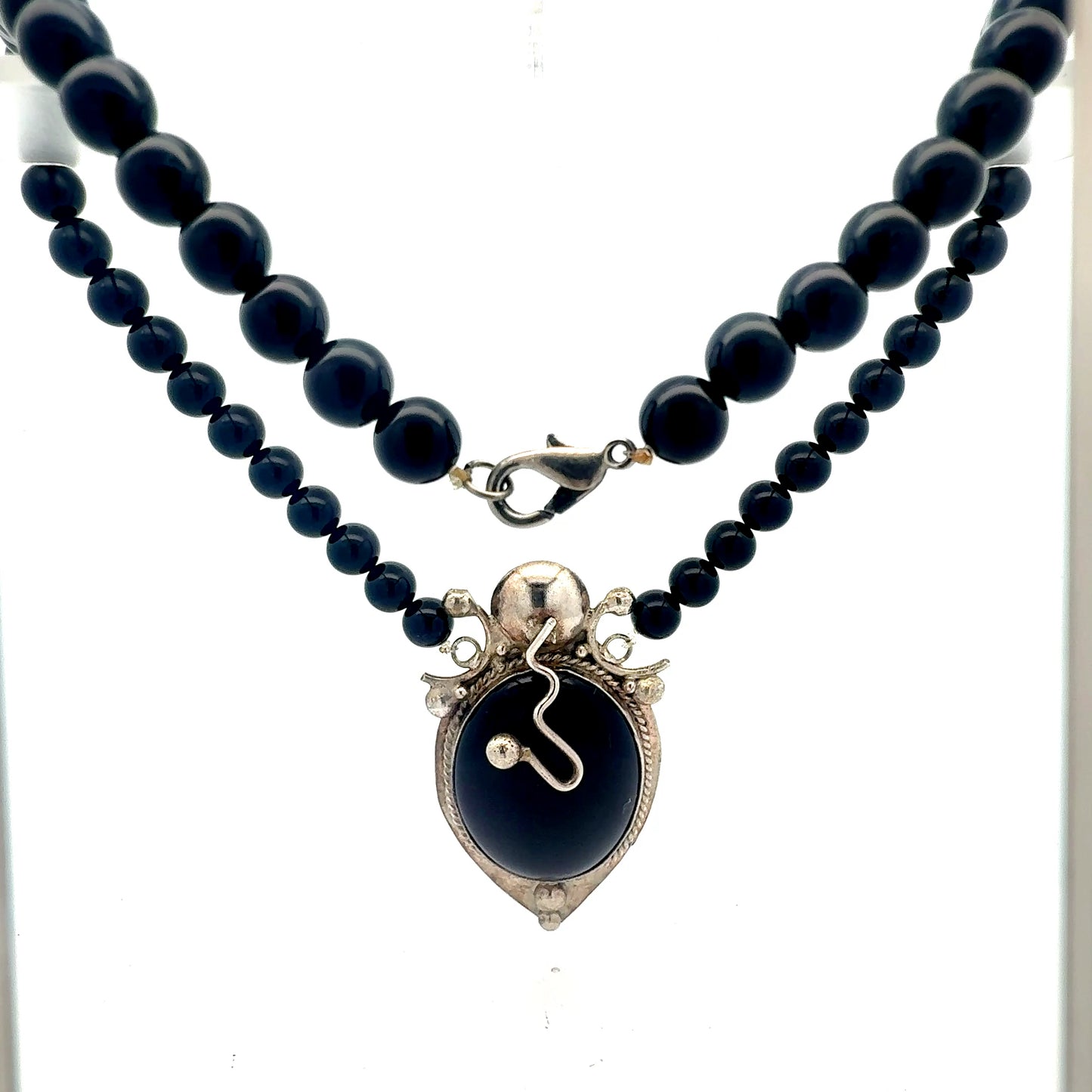 Schwarze Perlenkette Silber 925 - Detailansicht der Perlen und des Silberanhängers