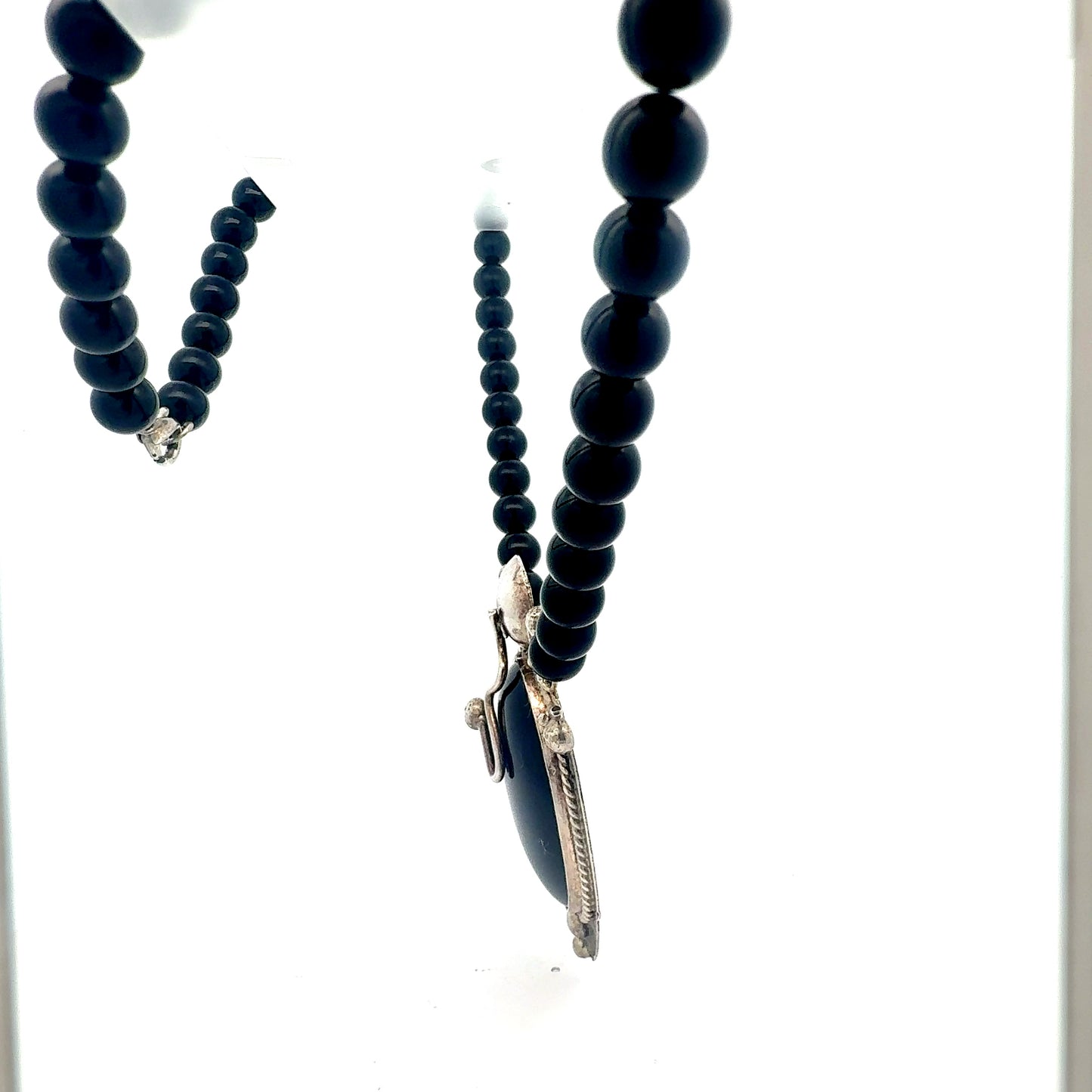 Schwarze Perlenkette 45 cm - Seitenansicht mit Silberanhänger