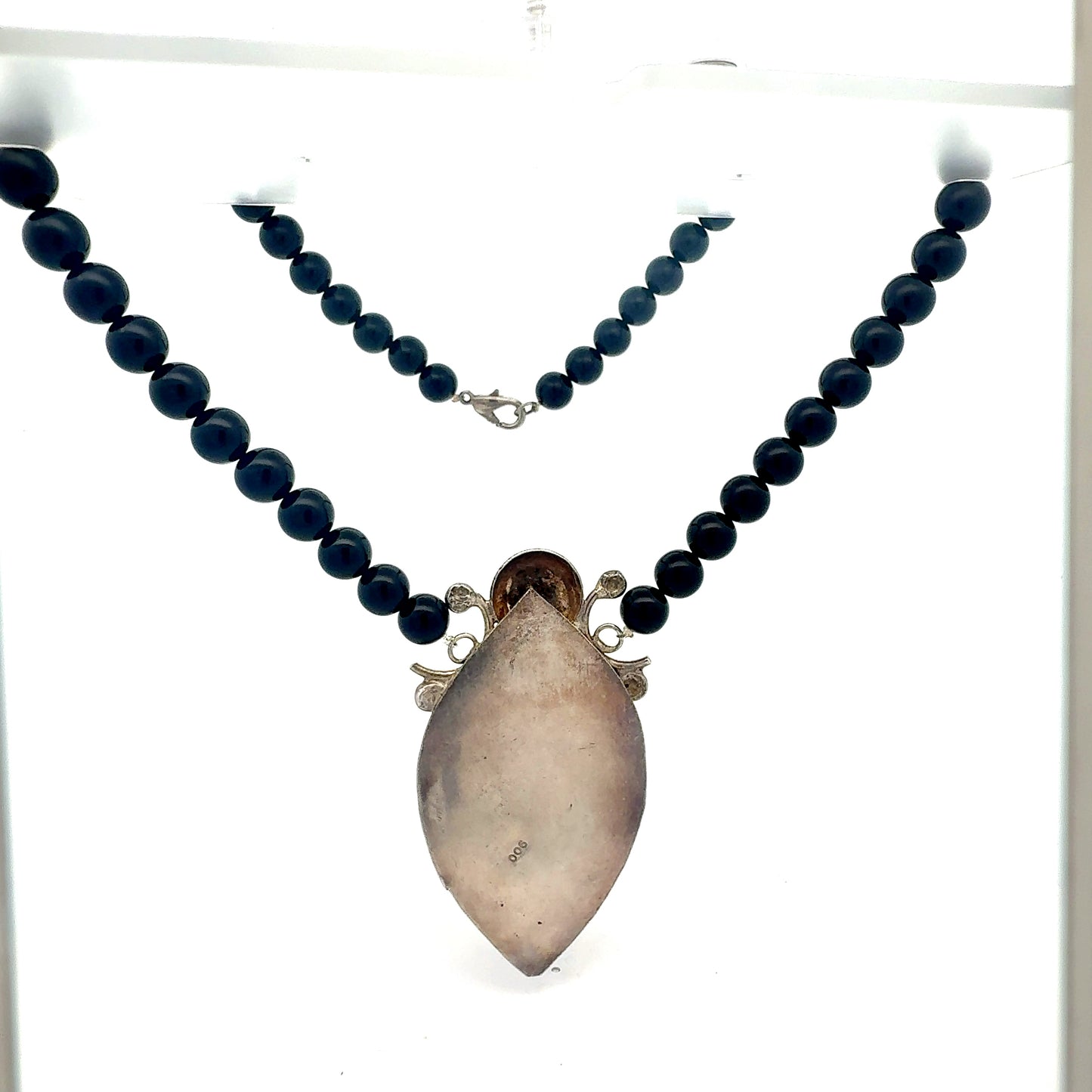 Schwarze Perlenkette aus Sterlingsilber - Detailansicht der Verarbeitung Rückansicht