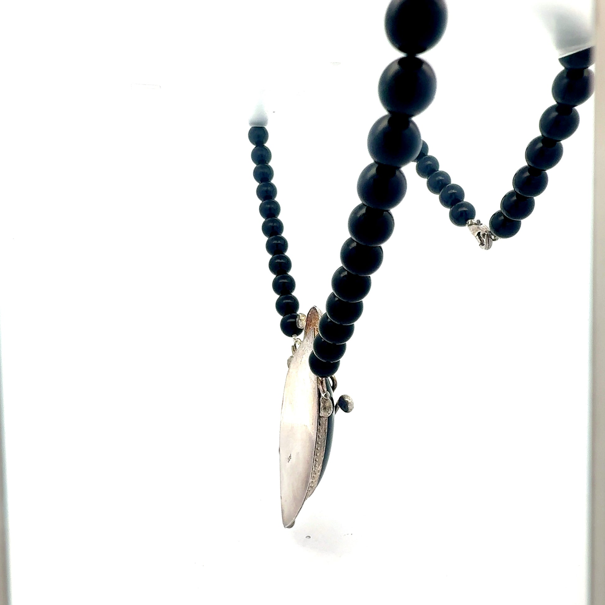 Schwarze Perlenkette aus 925er Silber mit Anhänger