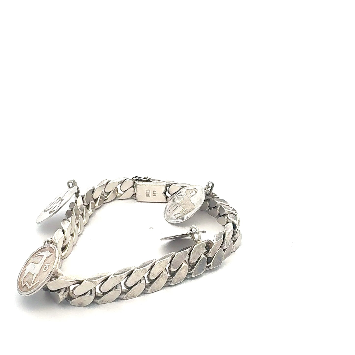 Detailansicht der Sternzeichen-Anhänger am Silberarmband