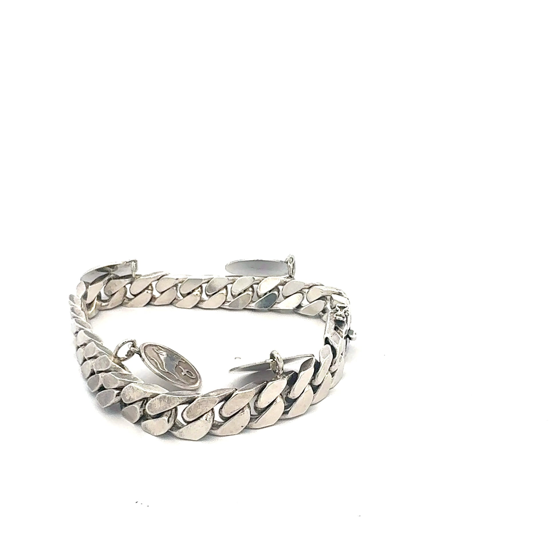 Nahaufnahme des hochwertigen 925 Sterlingsilber-Armbands mit astrologischen Symbolen