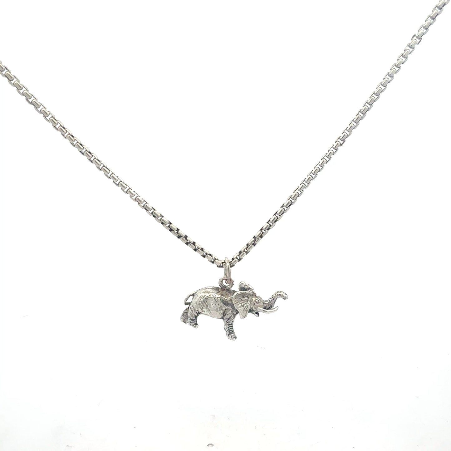 Detailansicht Elefanten-Anhänger aus 925er Sterlingsilber