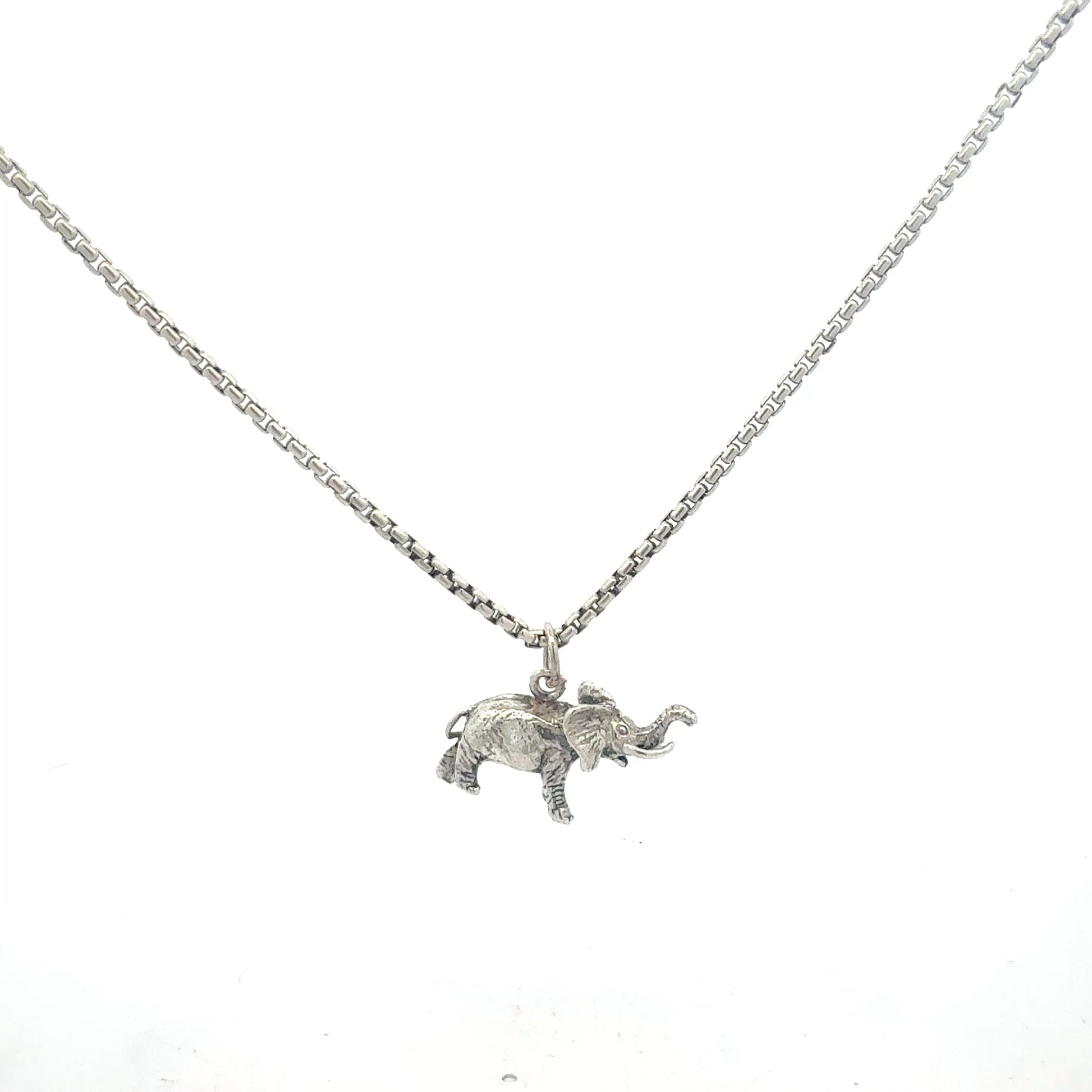 Detailansicht Elefanten-Anhänger aus 925er Sterlingsilber