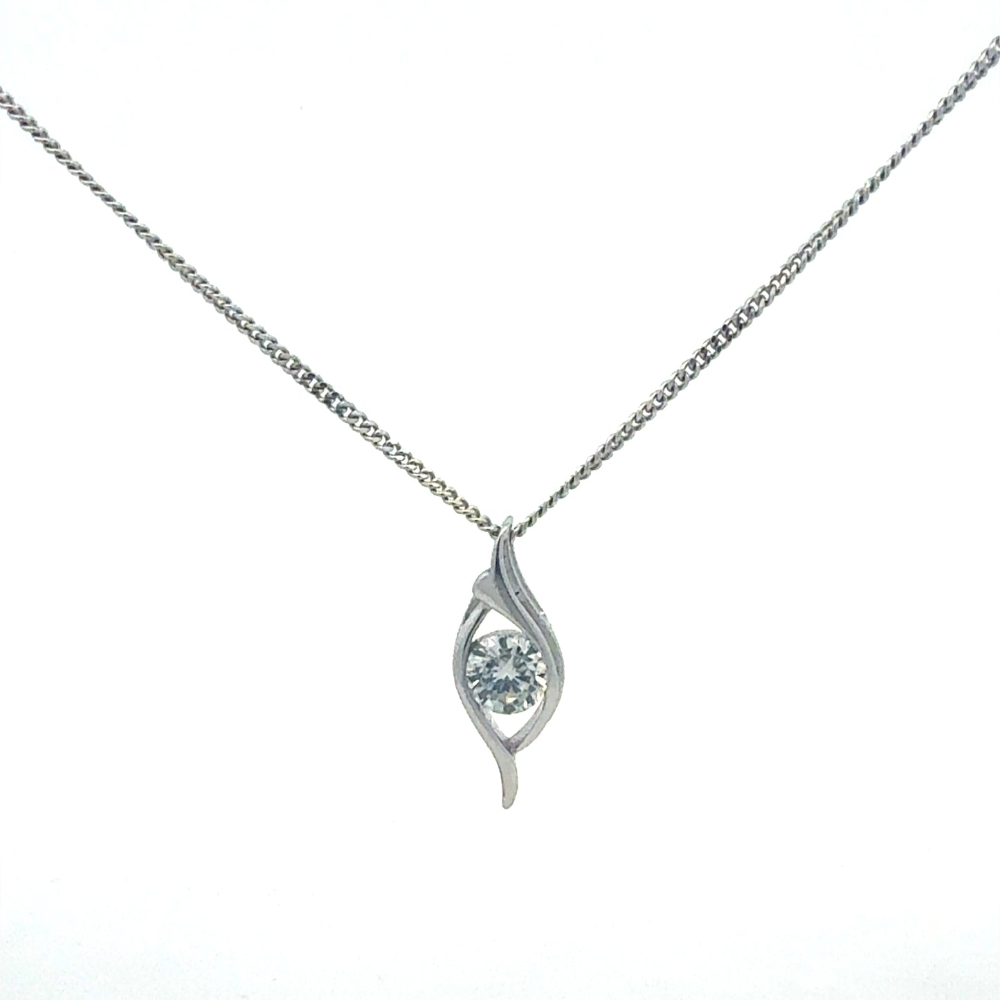 Elegante 925er Silberkette mit Zirkonia-Anhänger, 44 cm Länge, auf weißem Hintergrund