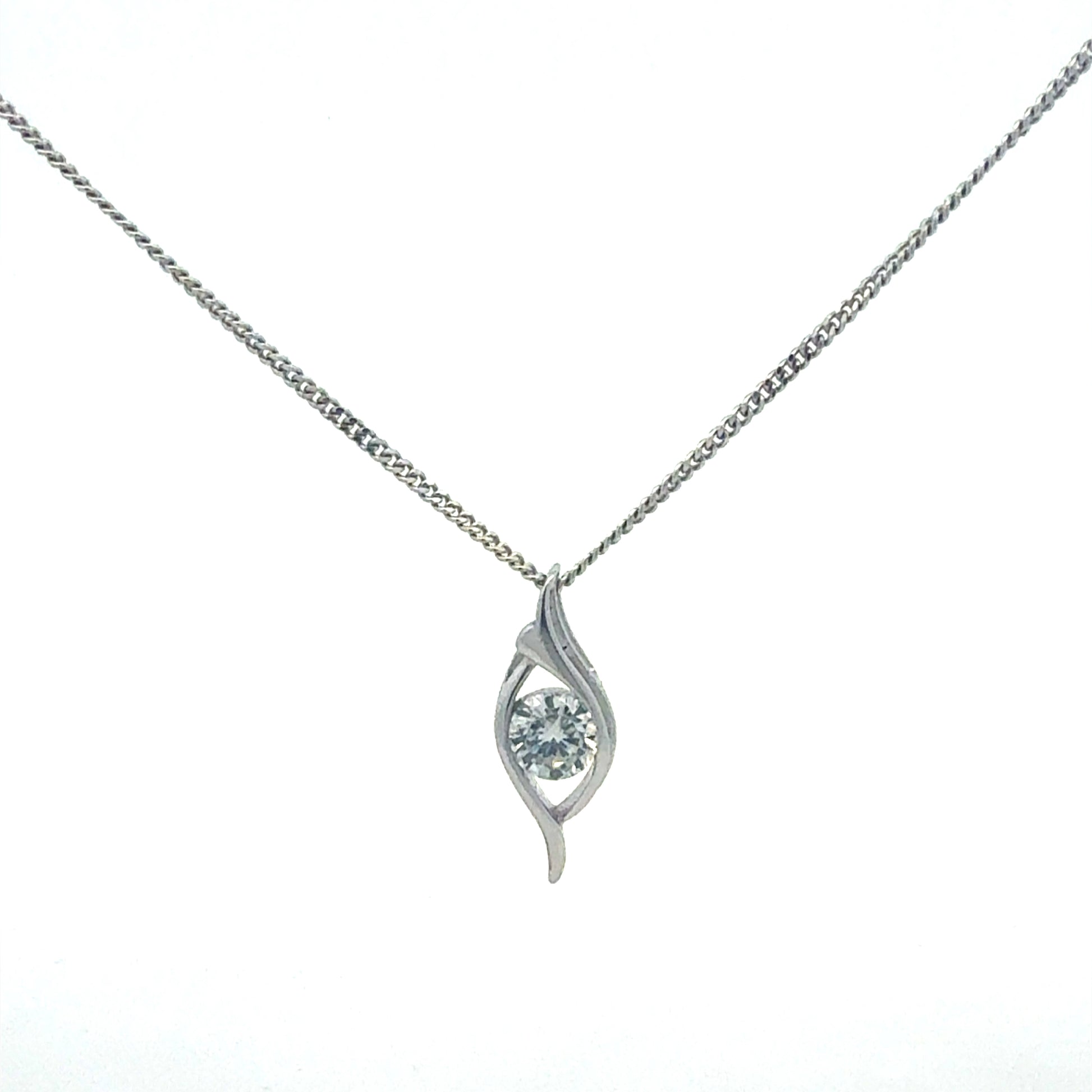 Elegante 925er Silberkette mit Zirkonia-Anhänger, 44 cm Länge, auf weißem Hintergrund