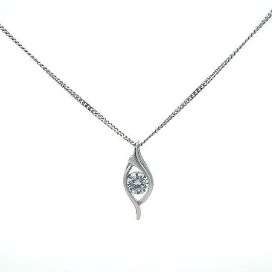 Elegante 925er Silberkette mit Zirkonia-Anhänger, 44 cm Länge, auf weißem Hintergrund