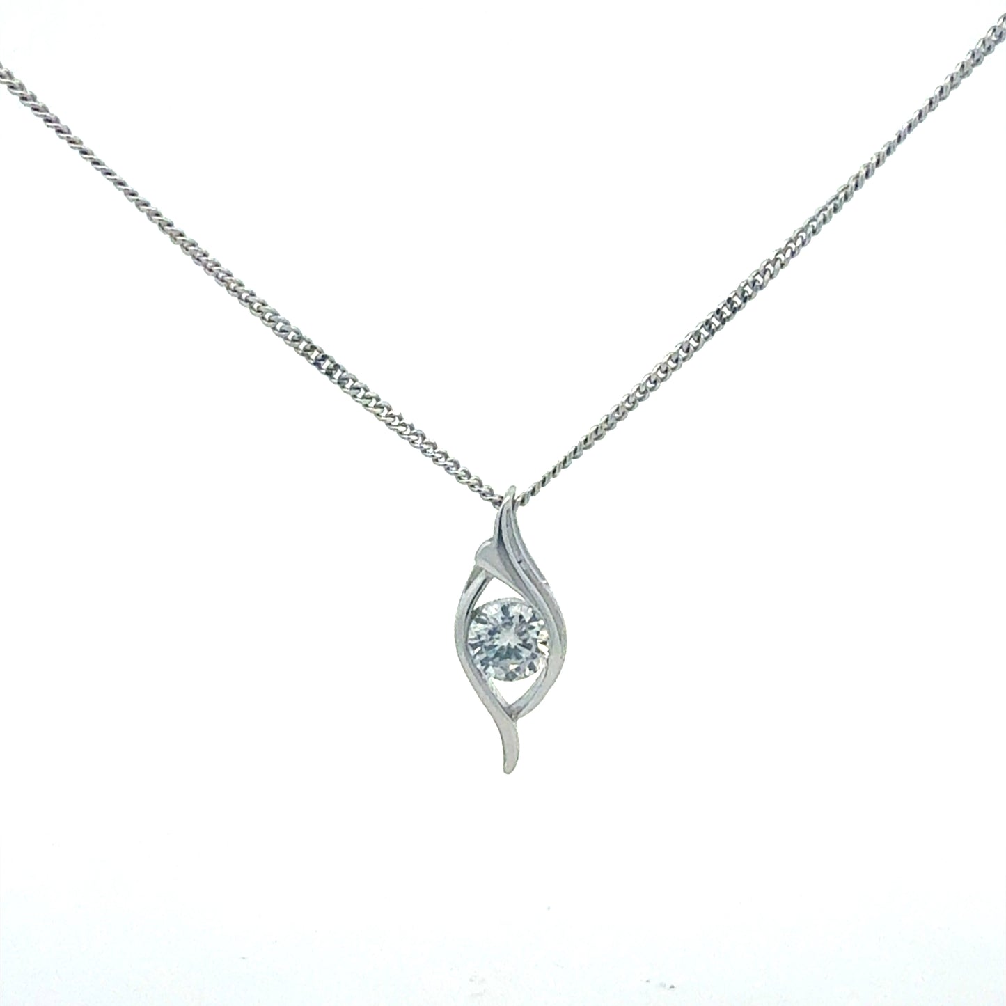 Nahaufnahme des funkelnden Zirkonia-Anhängers an 925er Silberkette von Juwelier Alen