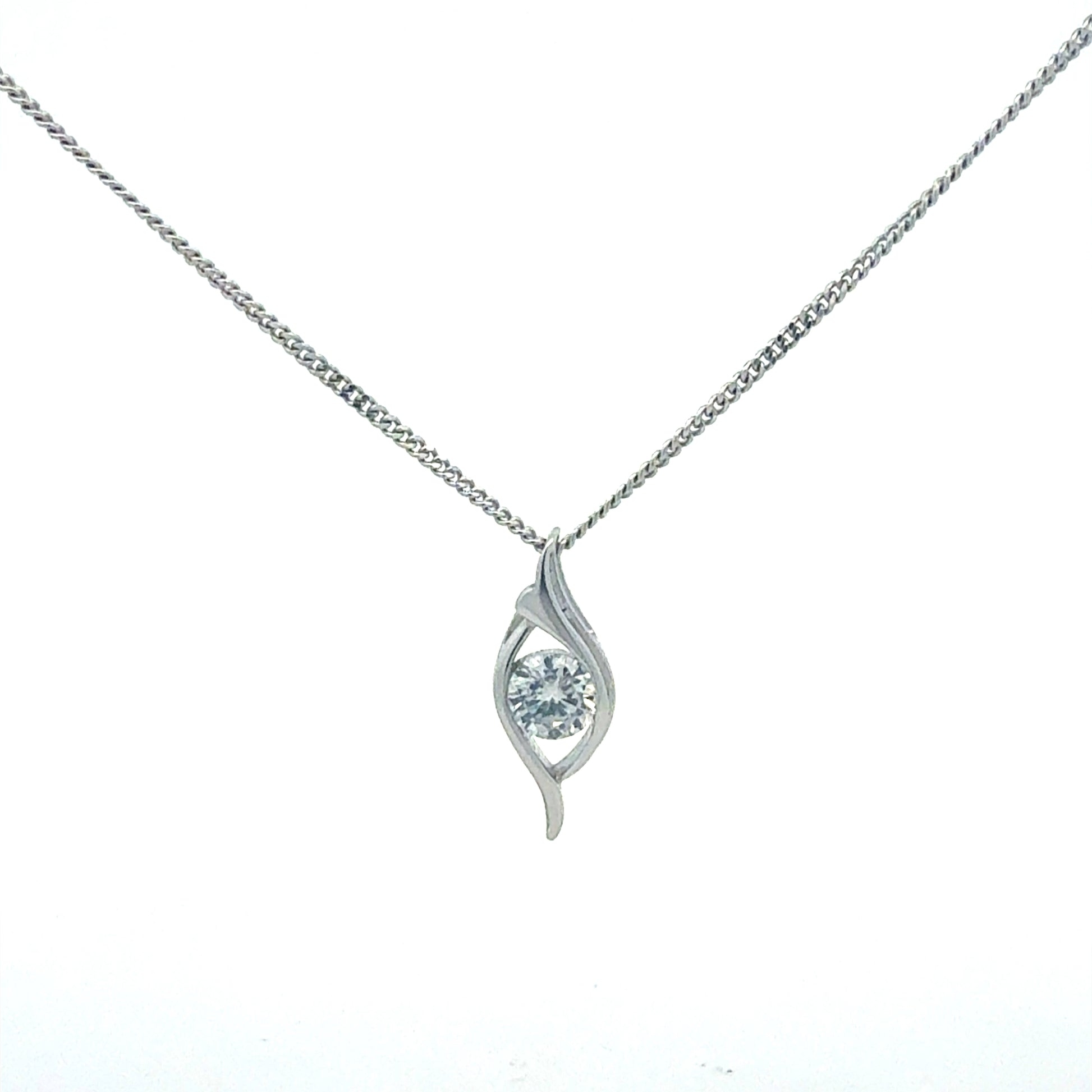 Nahaufnahme des funkelnden Zirkonia-Anhängers an 925er Silberkette von Juwelier Alen