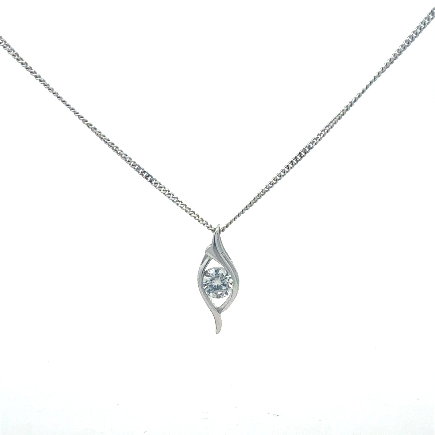 Nahaufnahme des funkelnden Zirkonia-Anhängers an 925er Silberkette von Juwelier Alen