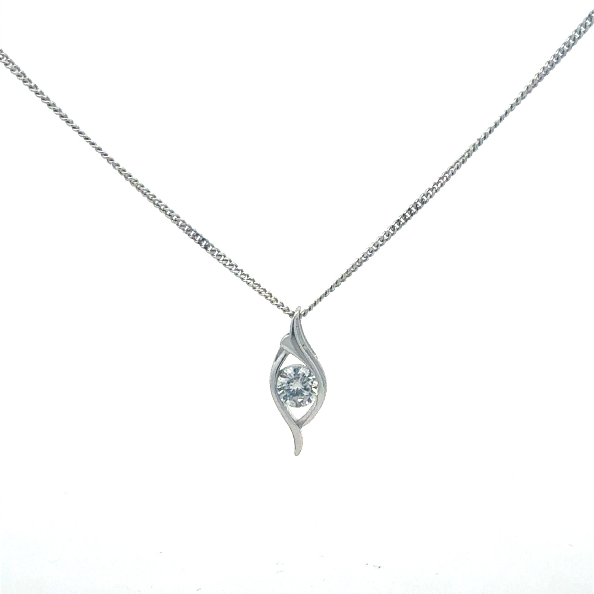 Nahaufnahme des funkelnden Zirkonia-Anhängers an 925er Silberkette von Juwelier Alen