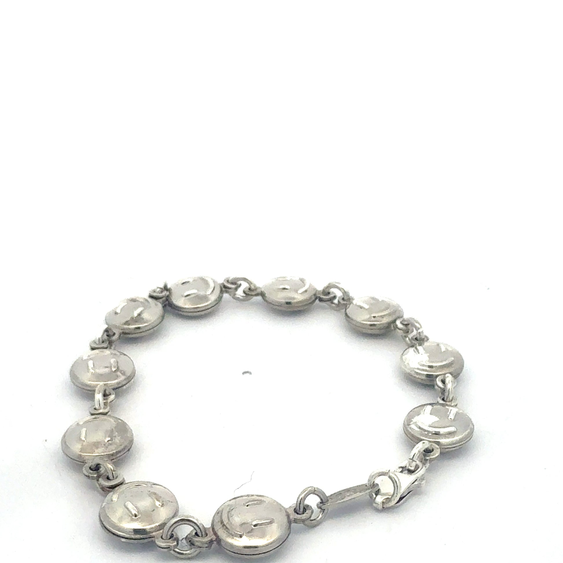 Nahaufnahme der glänzenden Smile-Anhänger am Sterling Silber Armband