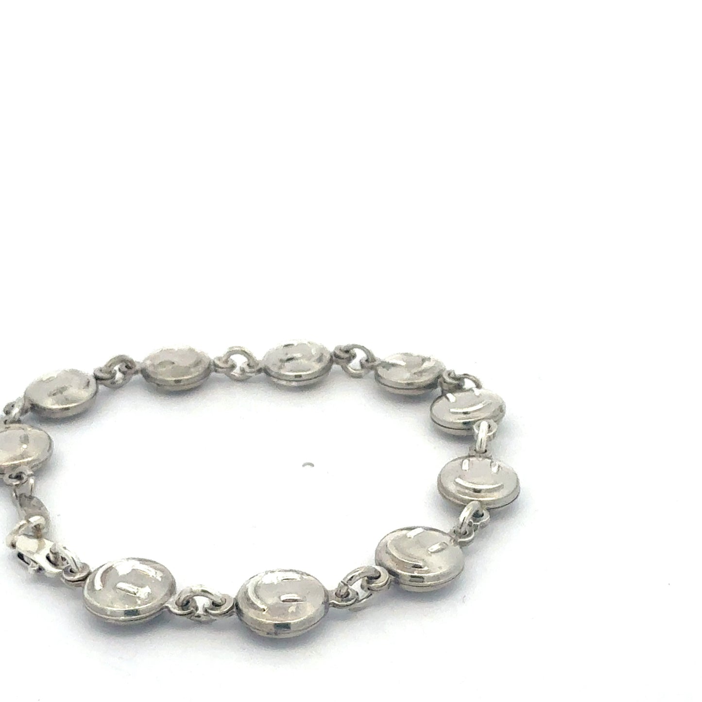 Nahaufnahme der glänzenden Smile-Anhänger 