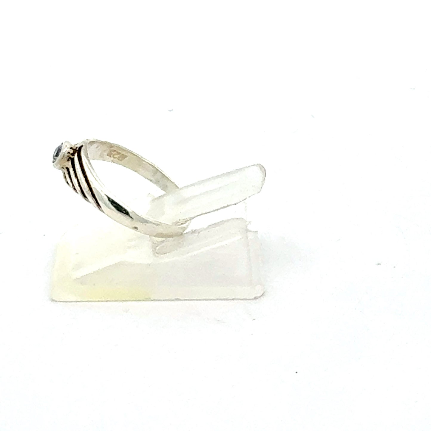 925er Silberring mit Zirkonia, Seitenansicht zeigt filigranes Design