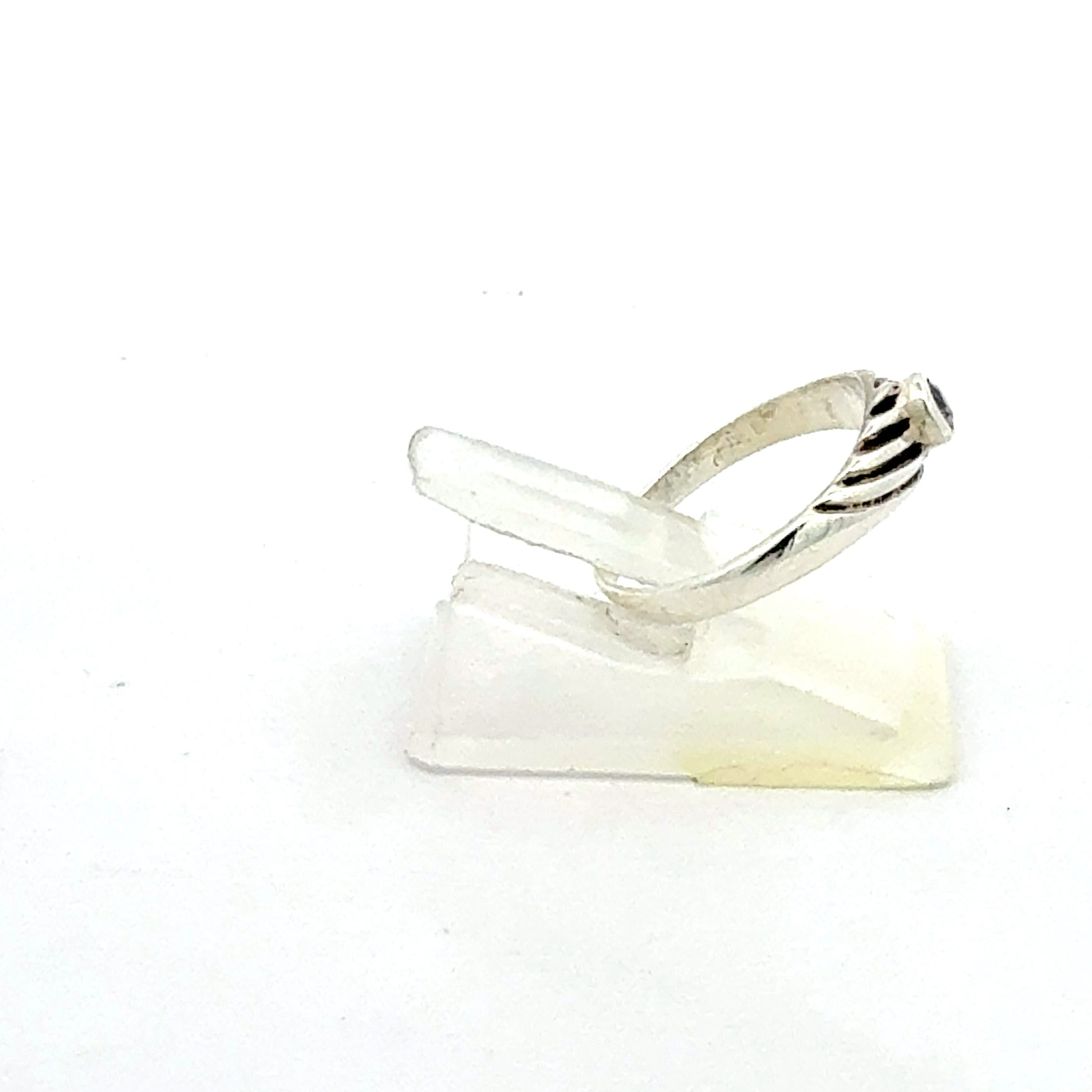 Silberring mit Zirkonia, Seitenansicht