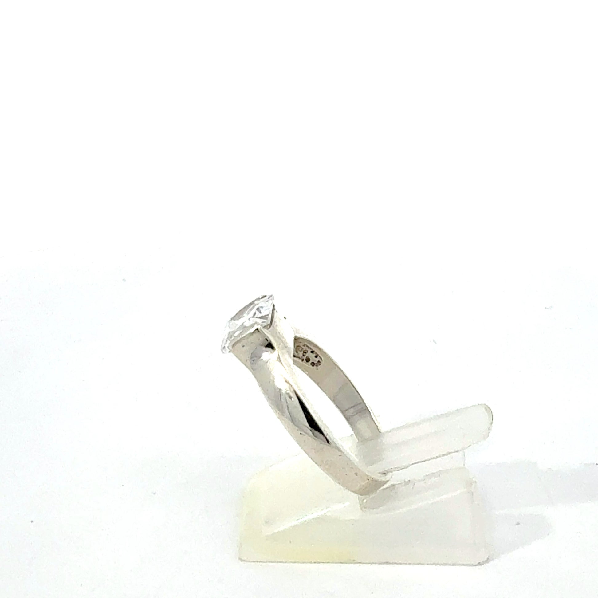 925er Silberring mit Zirkonia, Seitenansicht