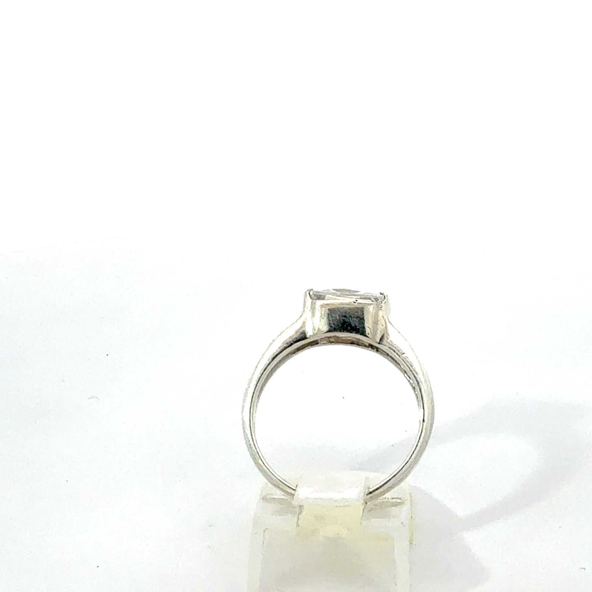 925er Silberring mit Zirkonia, Detailansicht der Steinbesetzung