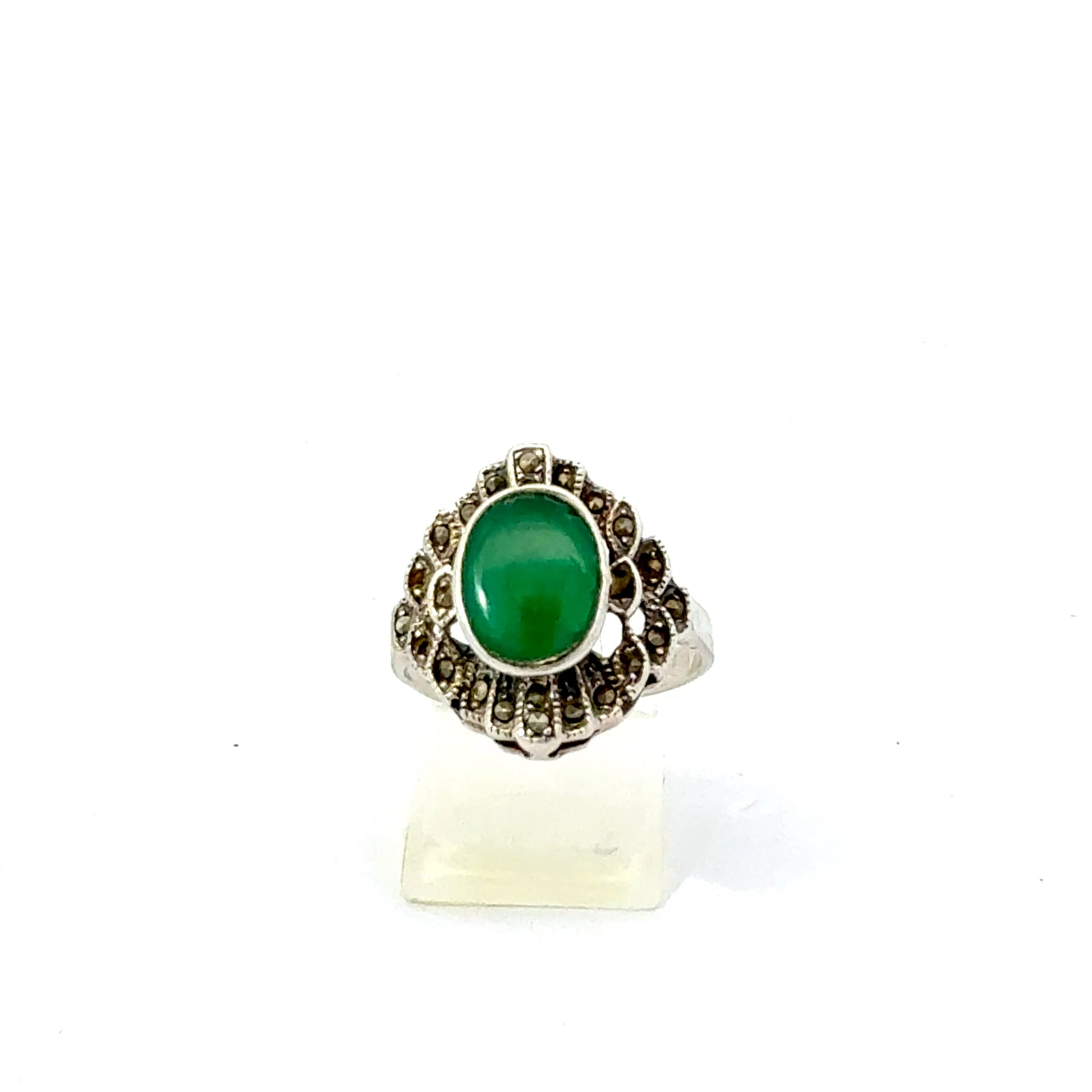 Hochwertiger Silberring mit grünem Edelstein - Gesamtansicht