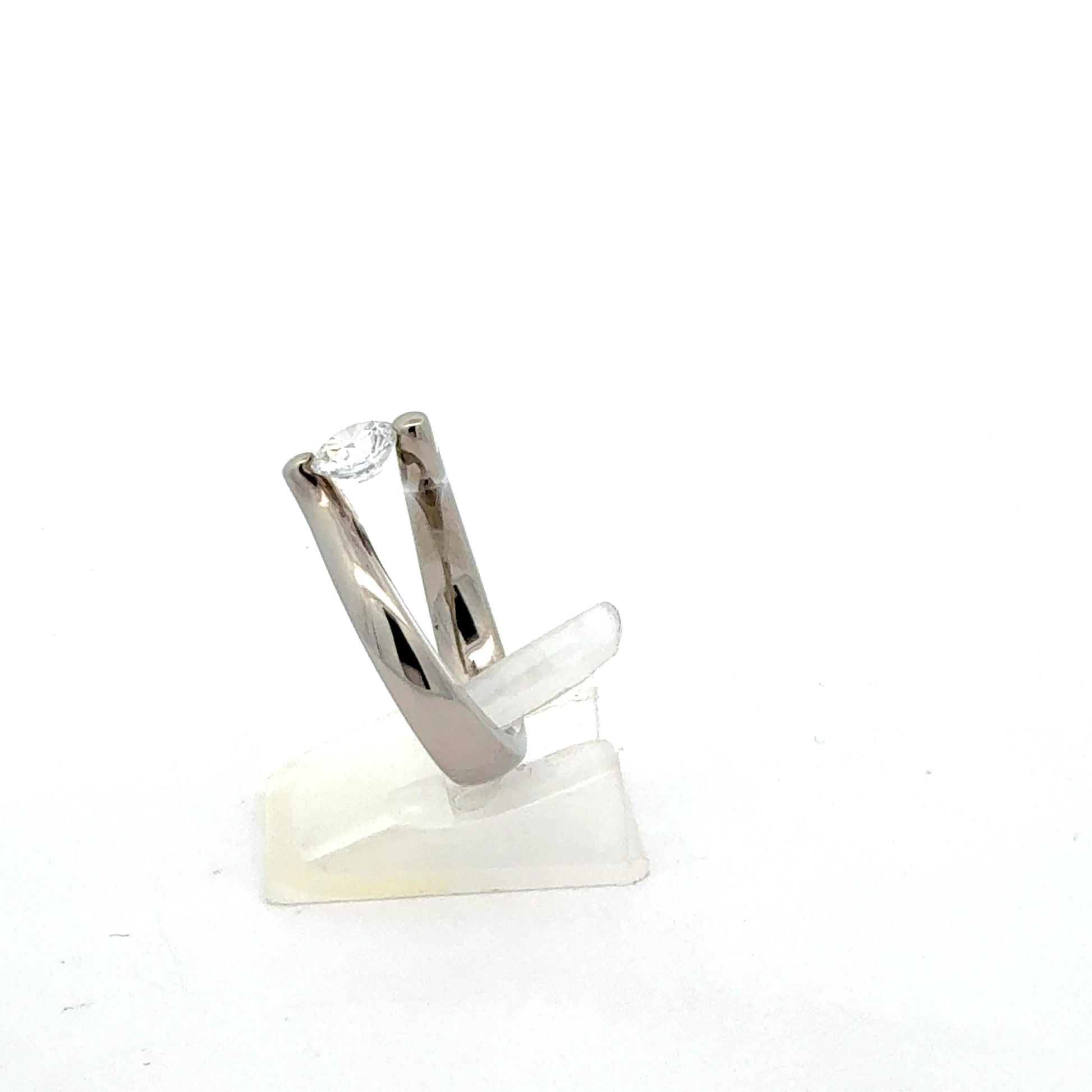 Zirkonia Ring 925 Silber – seitliche Ansicht mit brillantem Glanz
