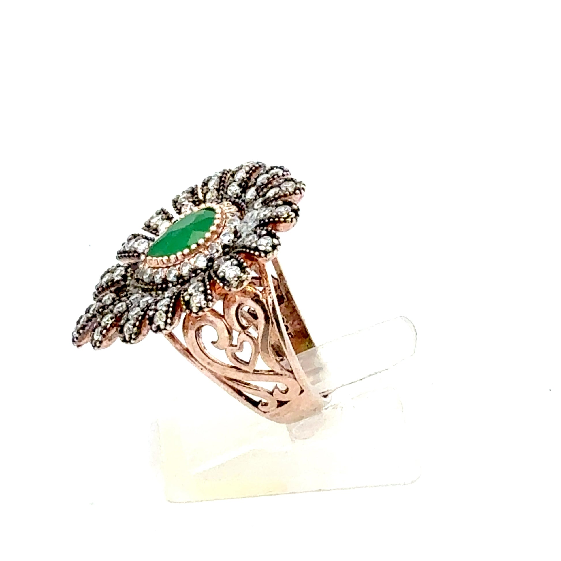 Eleganter Silberring rosévergoldet mit grünem synthetischen Stein - Detailansicht