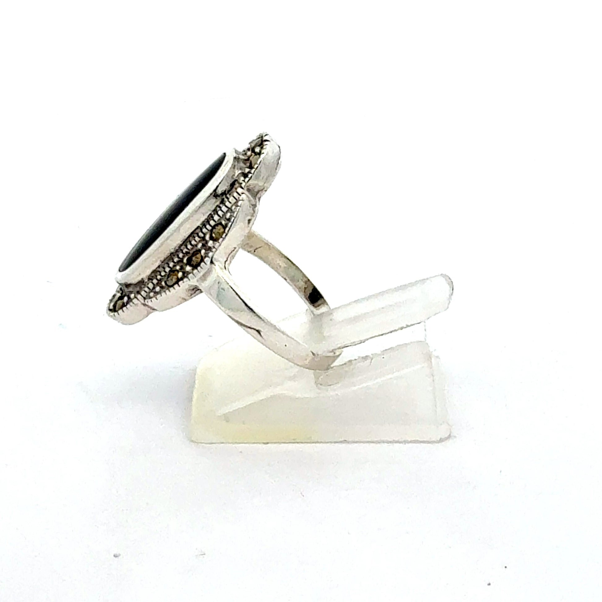 Seitenansicht des 925er Silberrings mit Onyx
