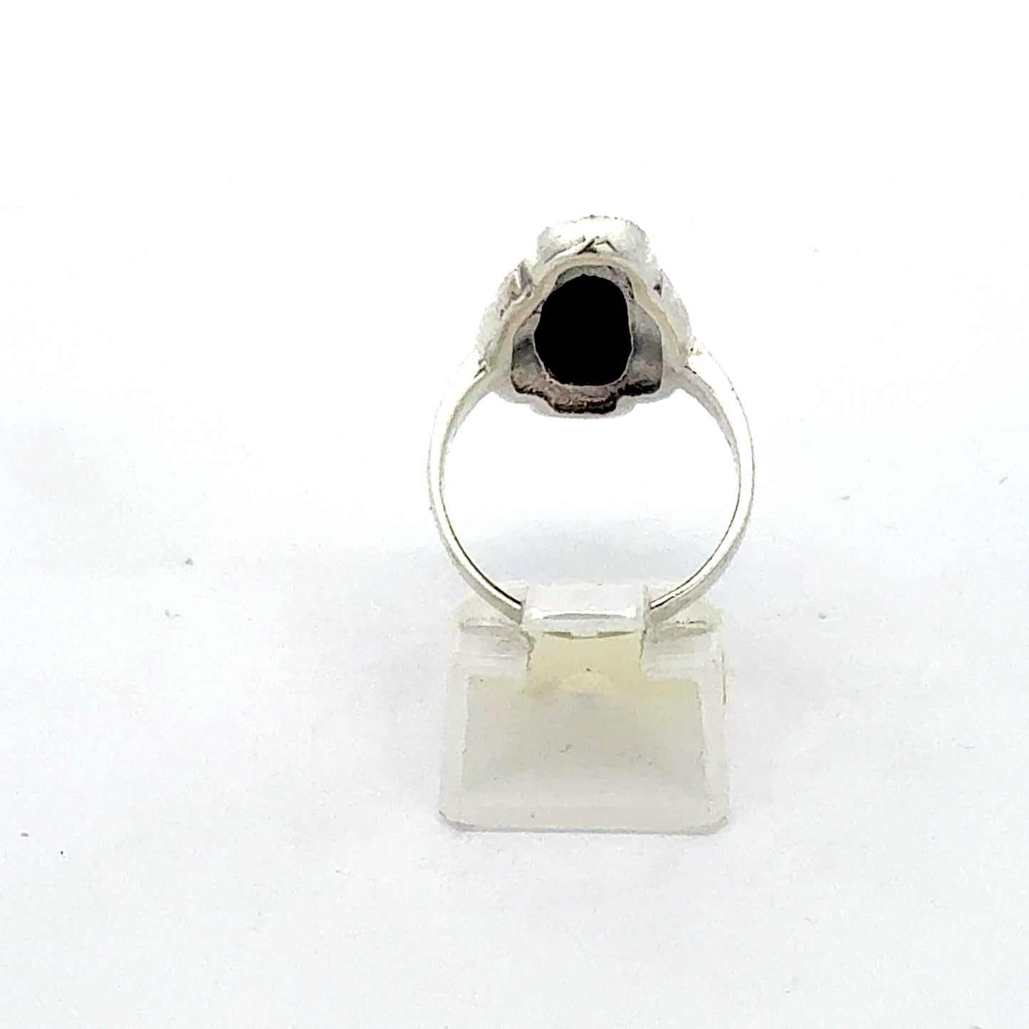 Nahaufnahme der Ringfassung mit Onyx-Edelstein Rückseite