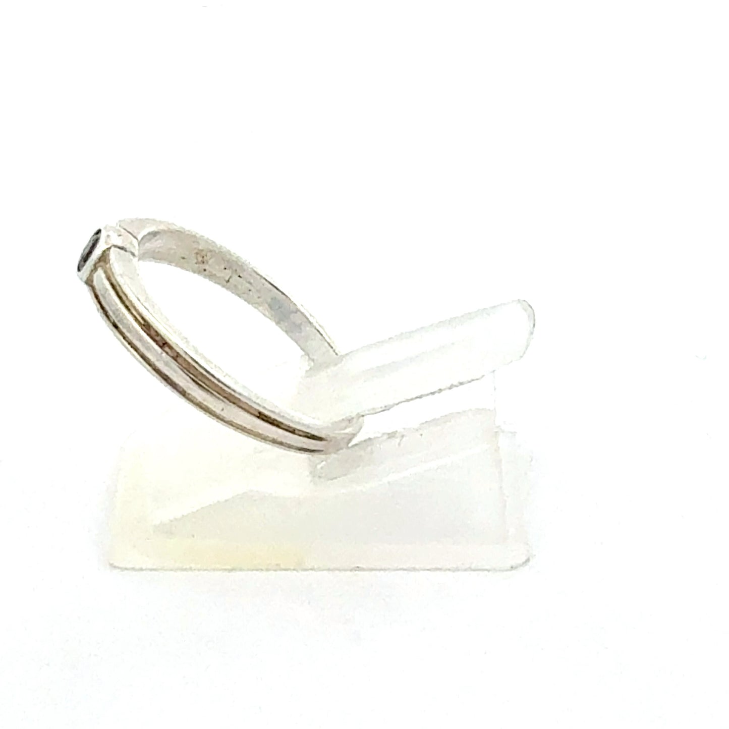 Detailansicht  Silberring mit Granat-Edelstein, Größe 52
