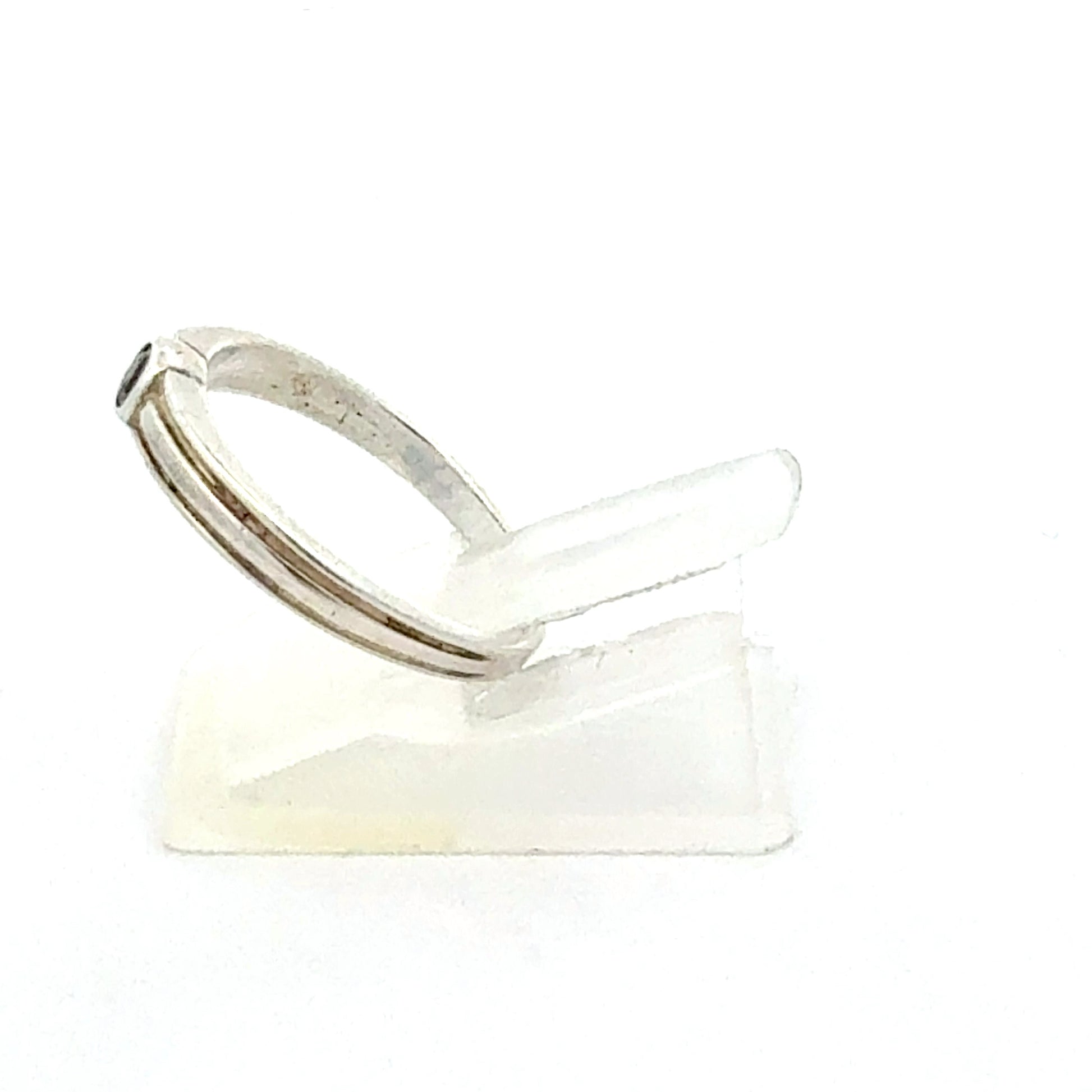 Detailansicht  Silberring mit Granat-Edelstein, Größe 52
