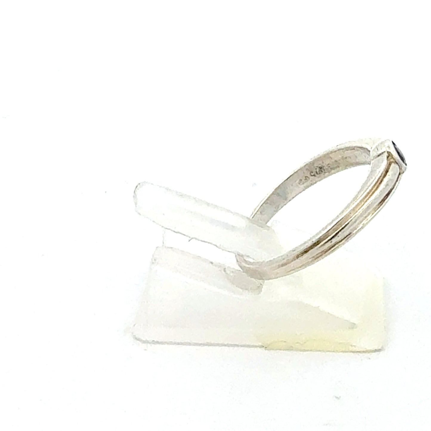 Ring 925 Silber mit Granat von der Seite, 2,00 g
