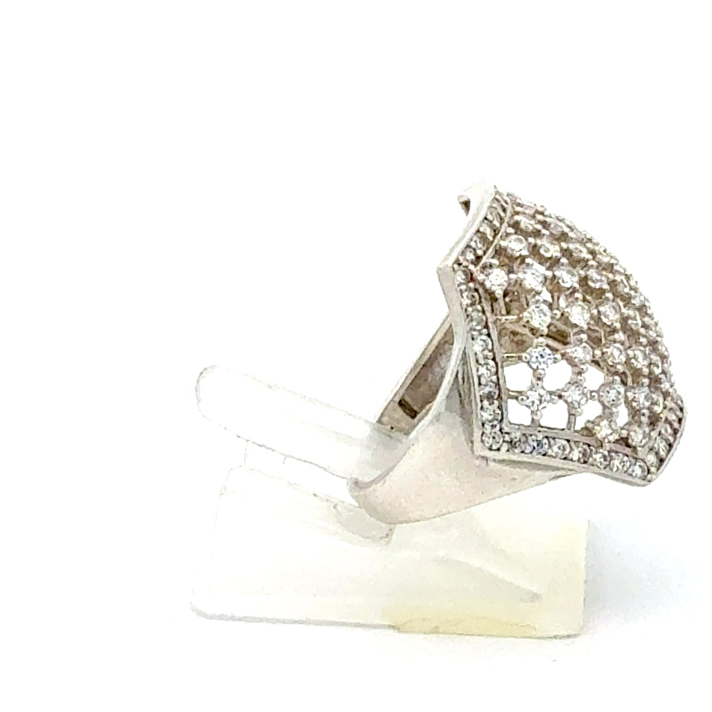 925er Silberring mit Zirkonia-Besatz - Nahaufnahme der Steinchen
