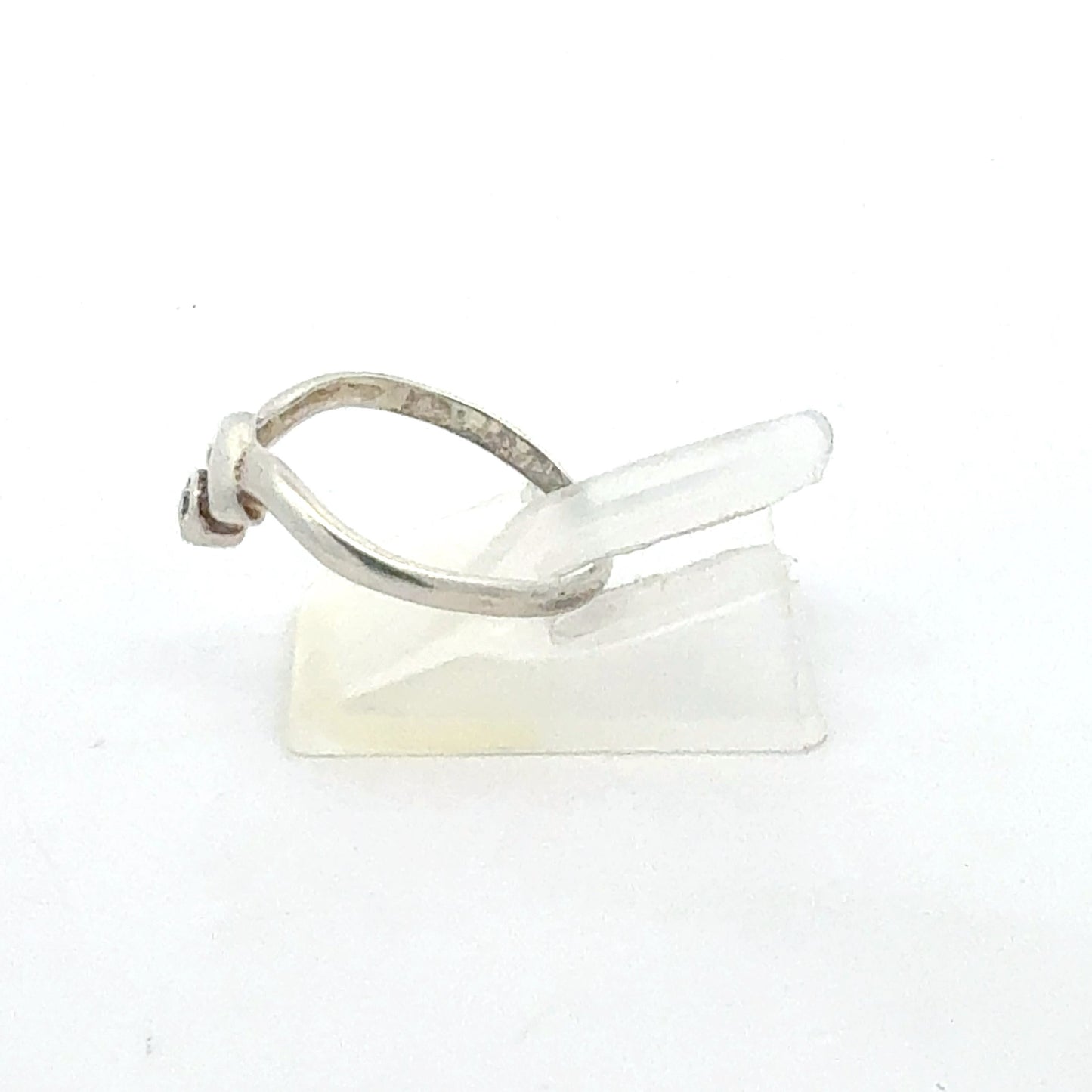 Eleganter Silberring mit Zirkonia - Seitenansicht