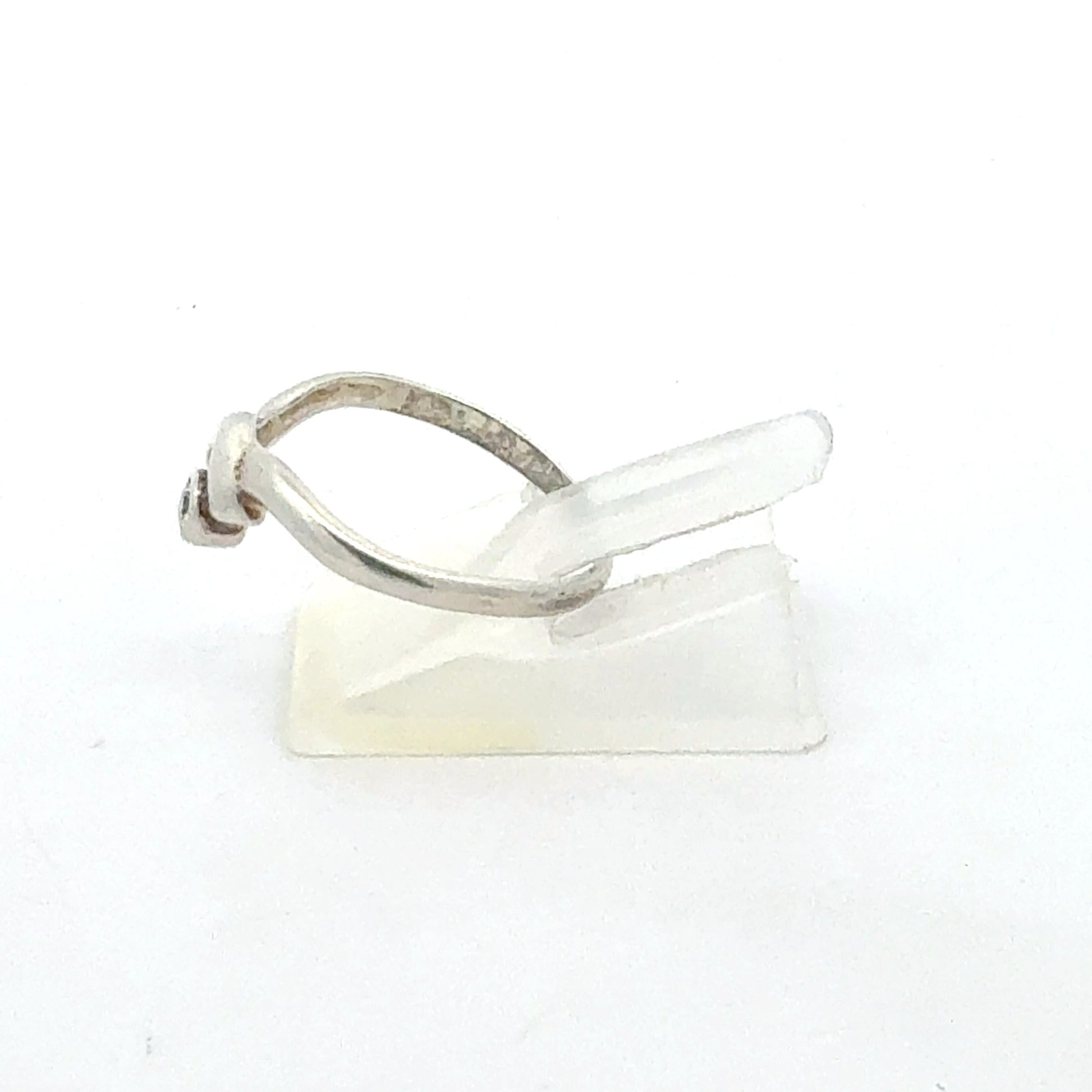 Eleganter Silberring mit Zirkonia - Seitenansicht