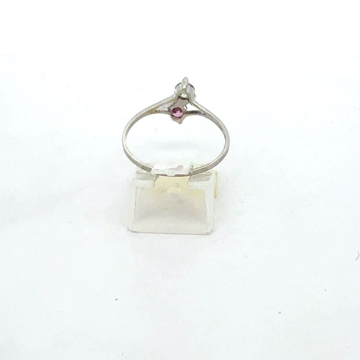 Zarter Silberring mit funkelndem pinken Stein, Nahaufnahme Rückseite