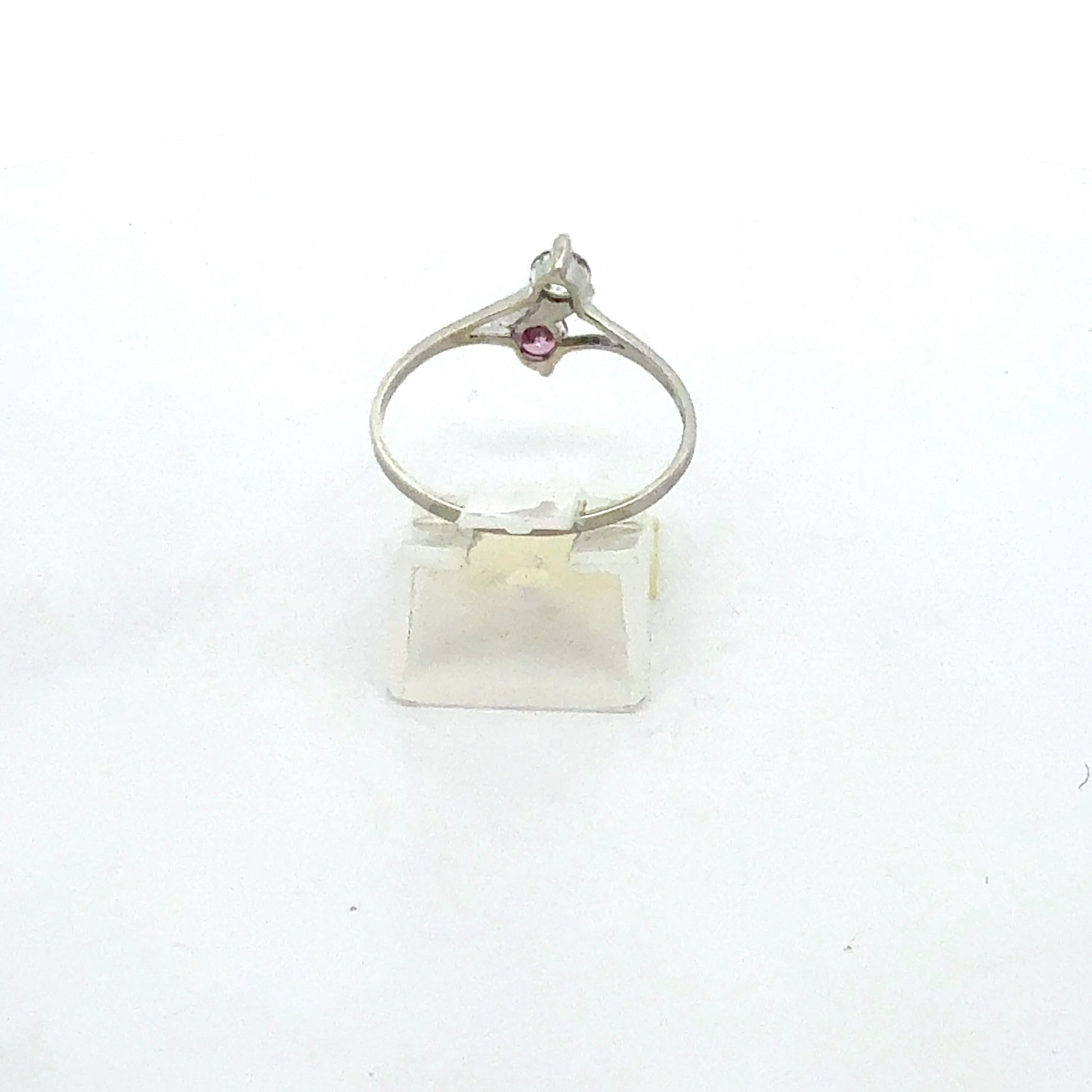 Zarter Silberring mit funkelndem pinken Stein, Nahaufnahme Rückseite