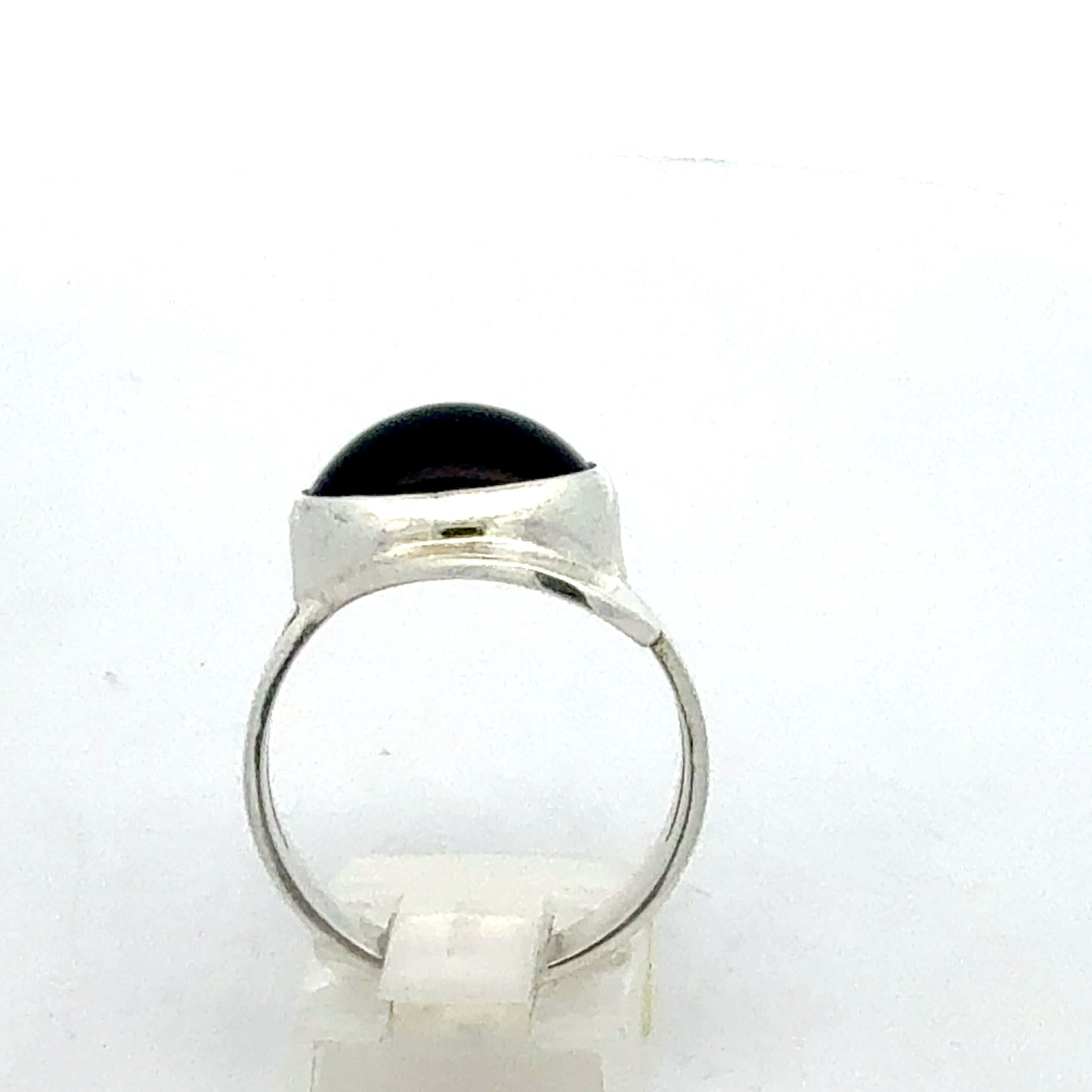 Moderner 925er Silberring mit synthetischem blauen Stein - Seitenansicht
