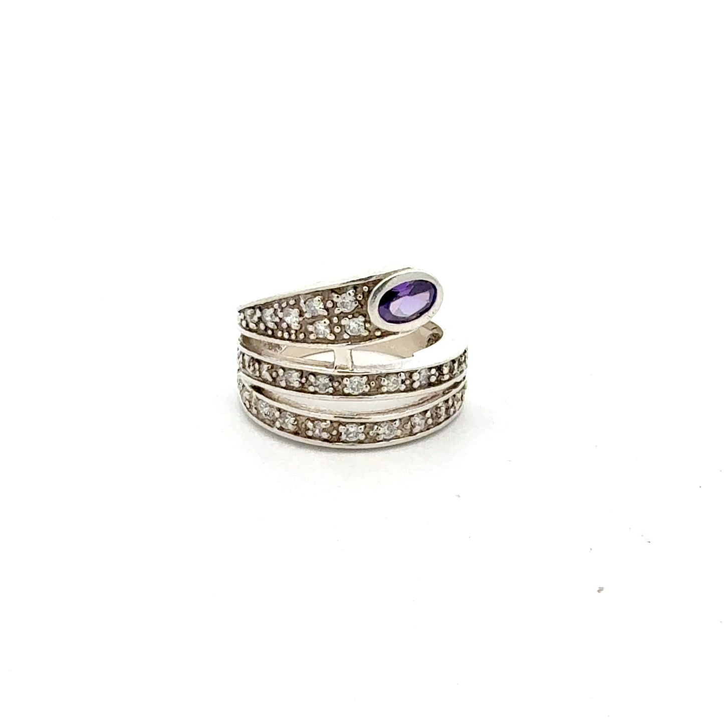 Detailansicht Silberring Schlange mit violettem Amethyst und funkelnden Zirkonia-Steinen