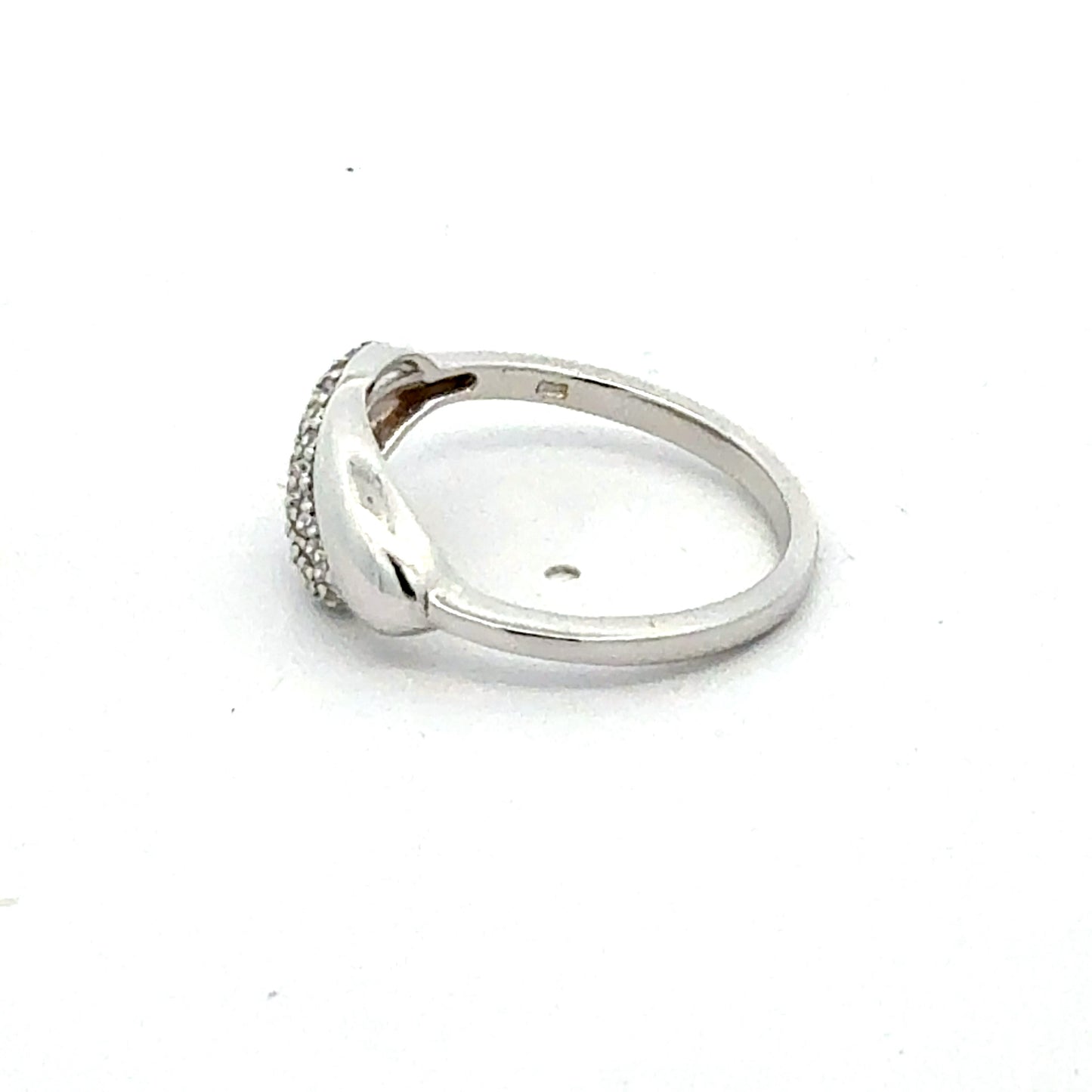 Silberringe 925 von Juwelier Alen mit Zirkonia in den Größen 52 und 58, zeigen glänzendes Design und feine Verarbeitung.