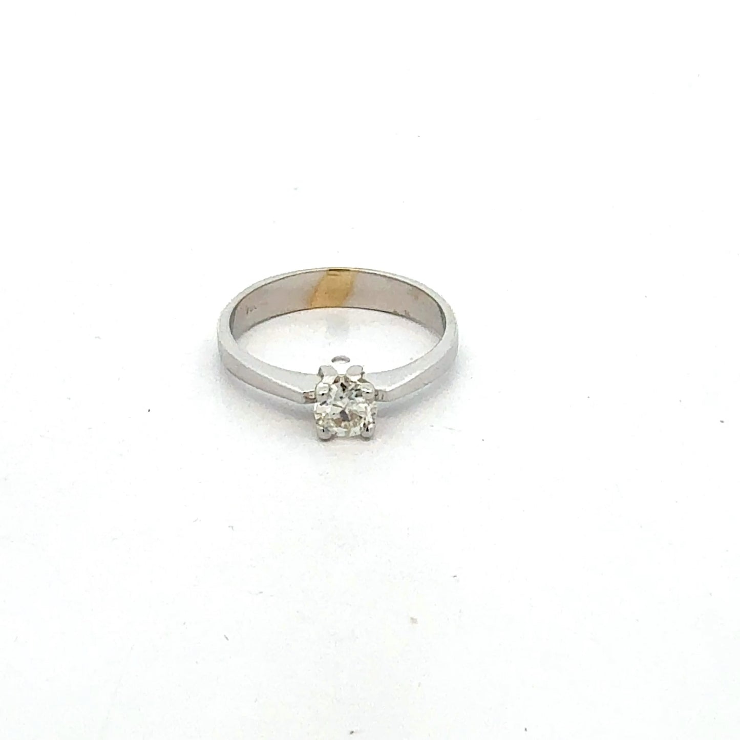 750 18K white gold solitaire ring with a 0.30 ct brilliant diamond, featuring a sleek and elegant design.