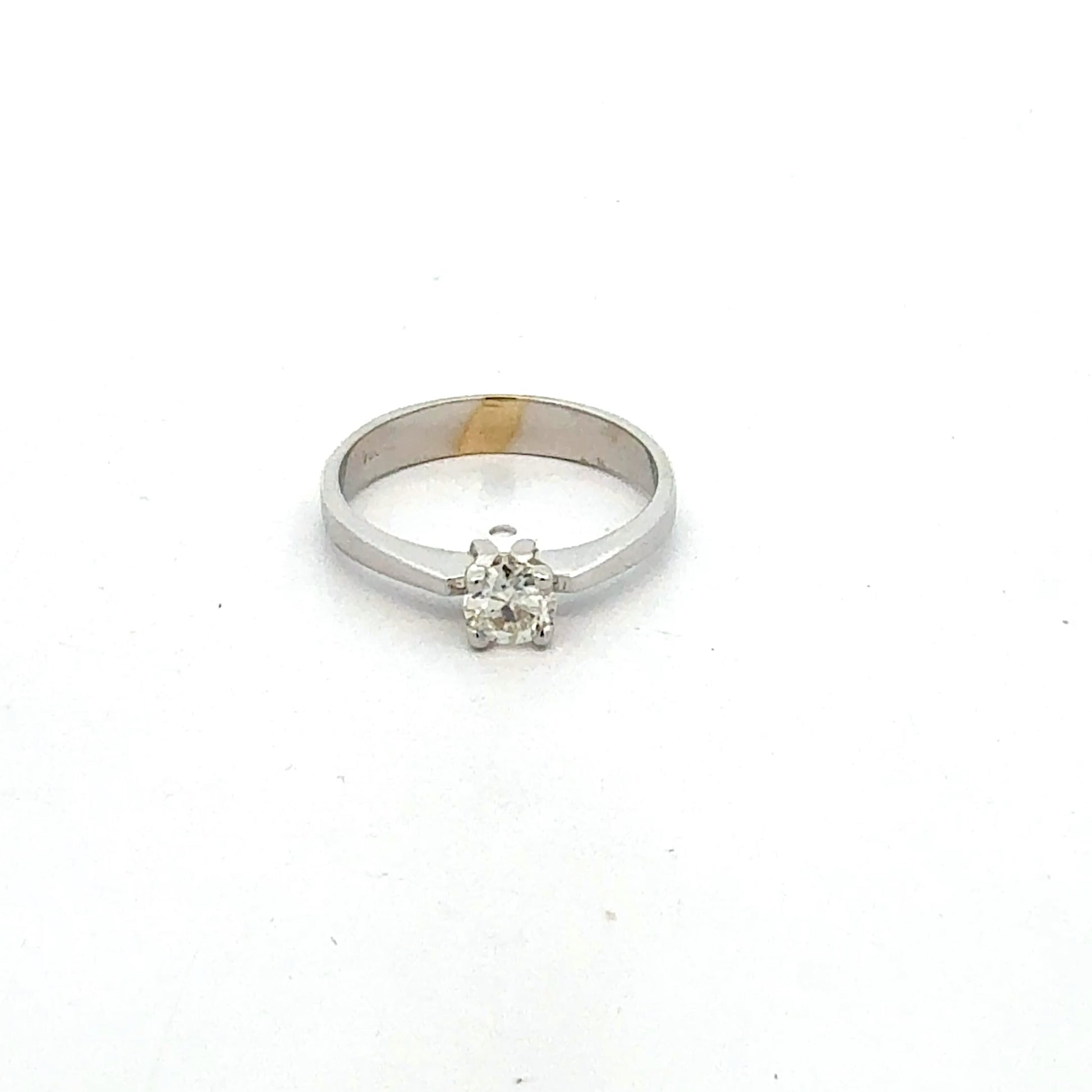 750 18K white gold solitaire ring with a 0.30 ct brilliant diamond, featuring a sleek and elegant design.