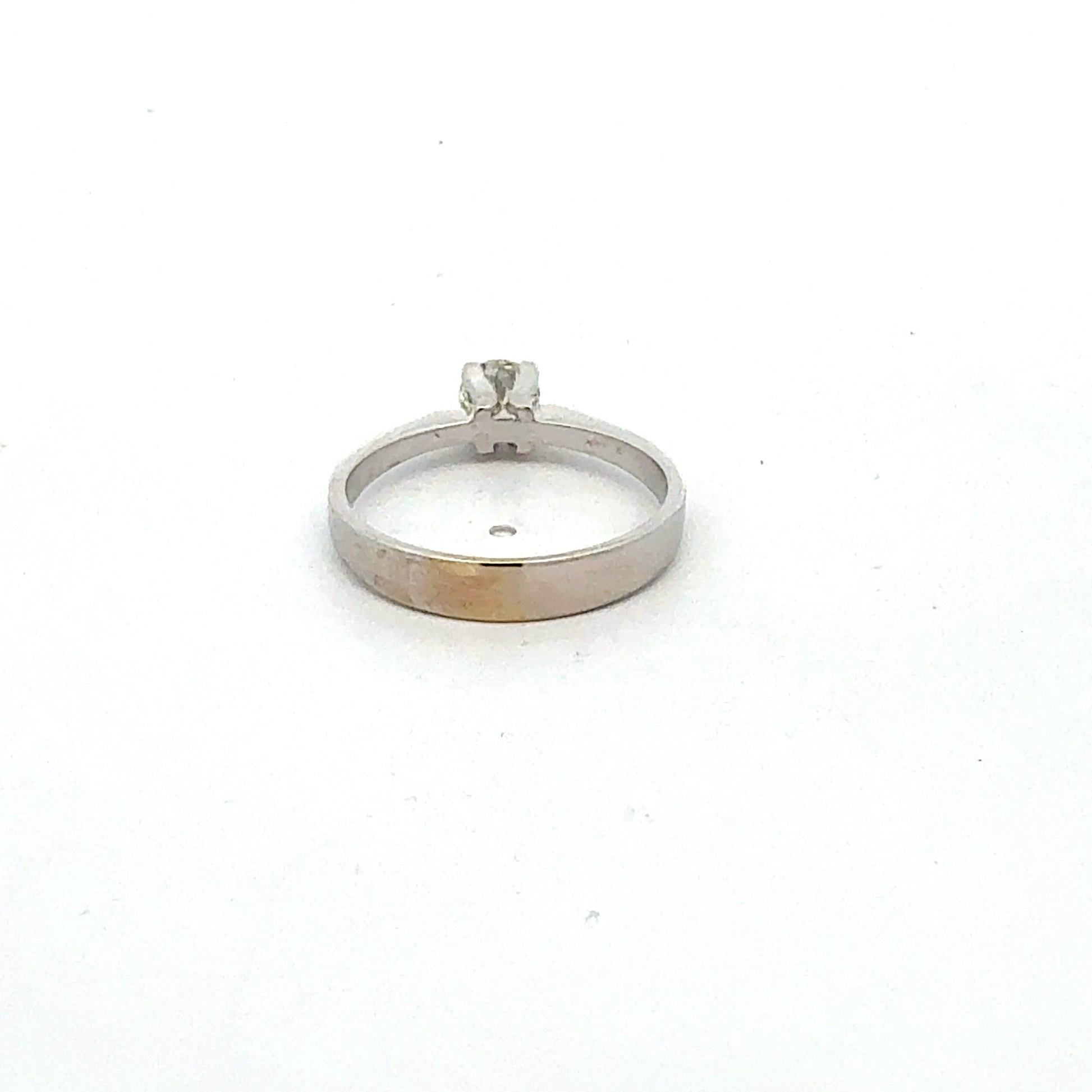 18K white gold solitaire ring featuring a 0.30 ct brilliant diamond, designed by Juwelier Alen.