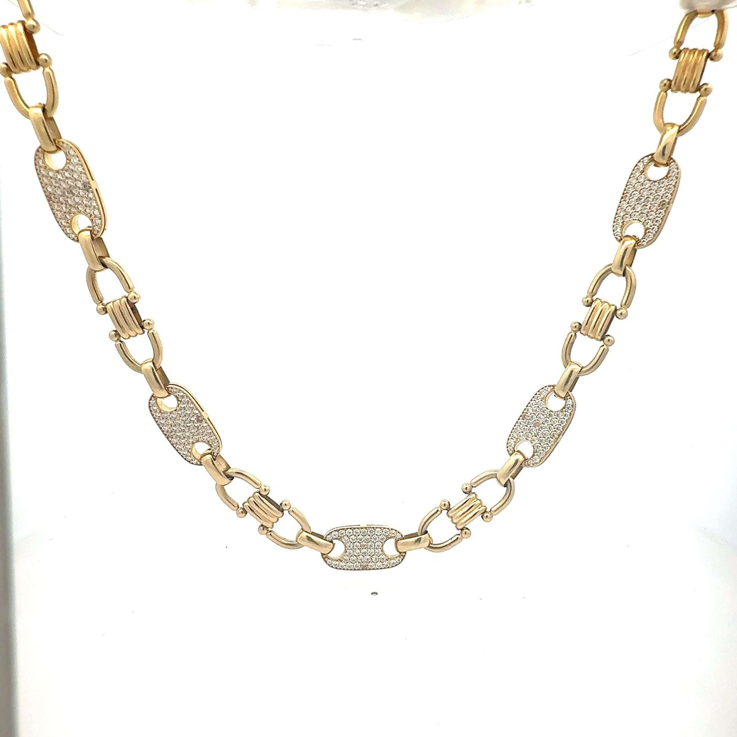 14 Karat Goldkette mit Zikonia von Juwelier Alen, elegantes Schmuckstück mit funkelnden Steinen, sichtbar auf der Kette.