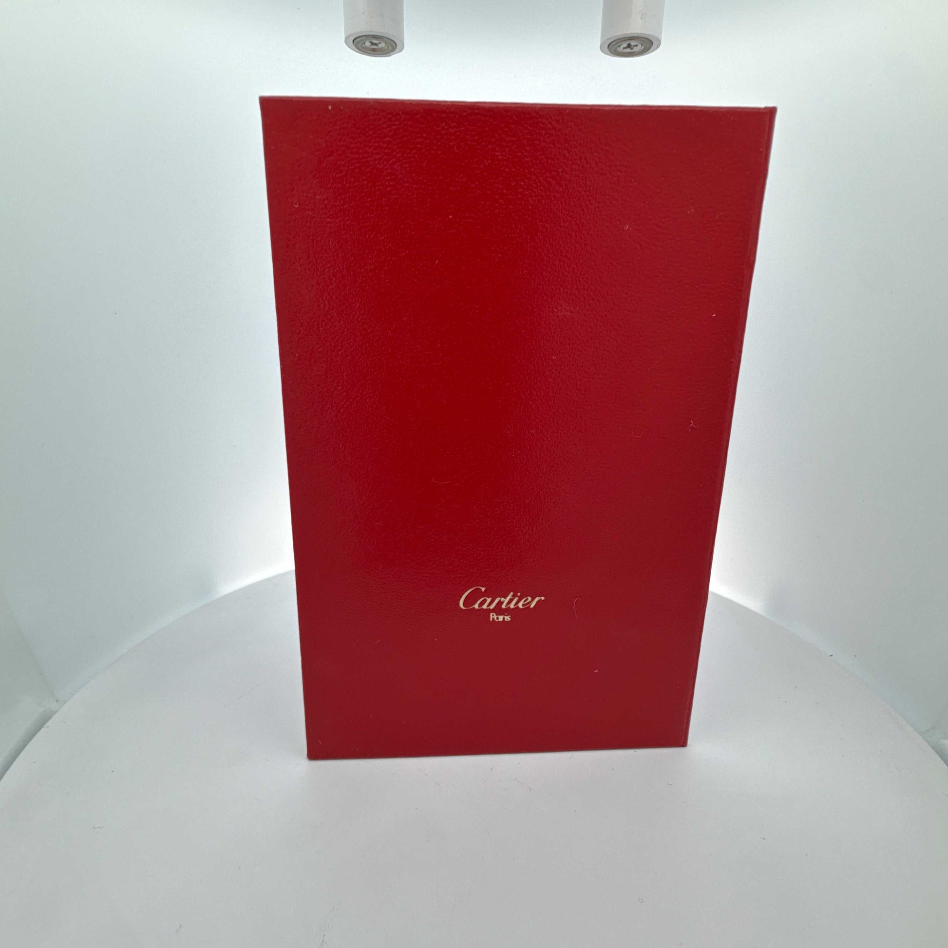 Cartier Trinity Ring aus Gold mit original Zertifikat, elegantes Schmuckstück auf weißem Hintergrund.