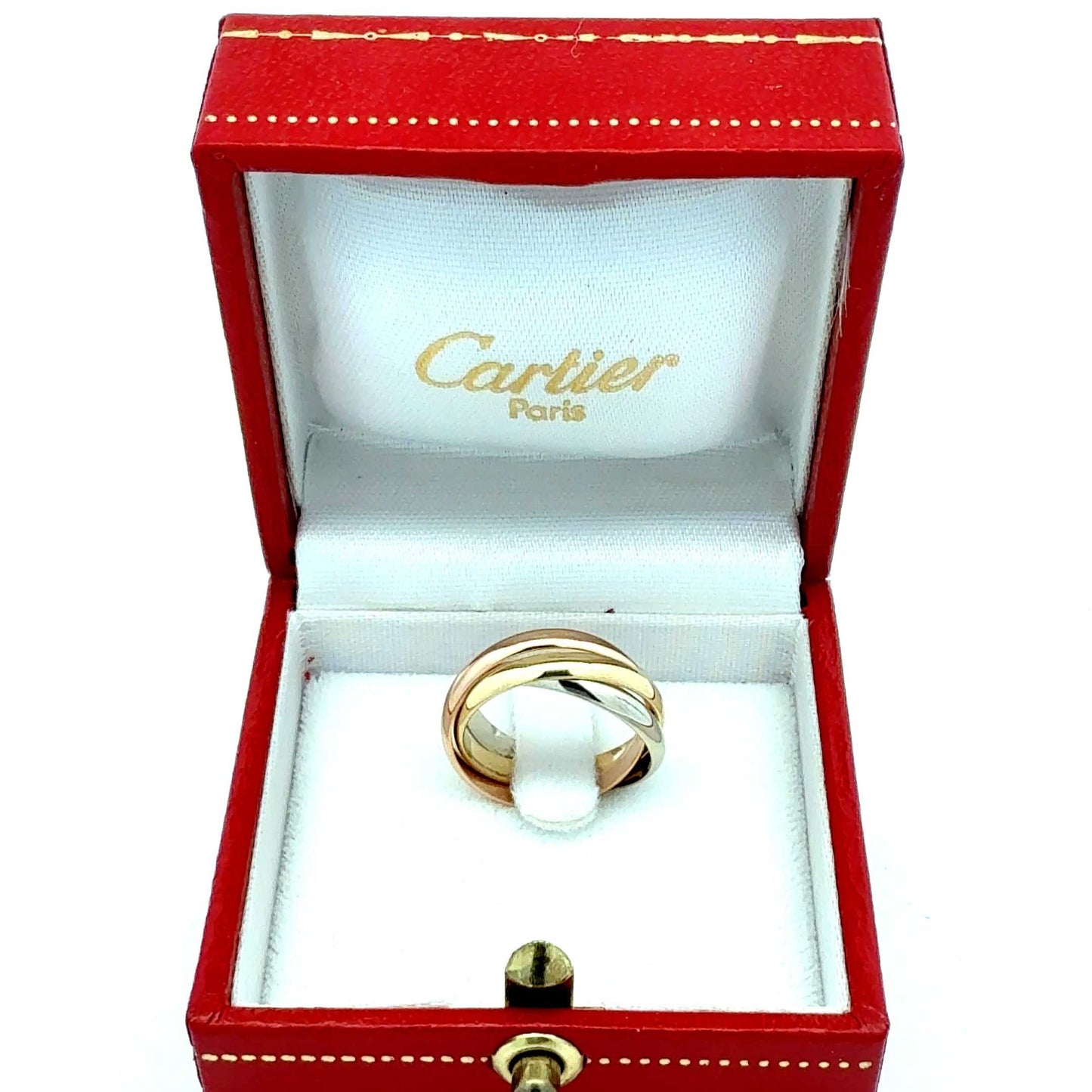 Goldene Cartier Trinity Ring mit drei ineinander verschlungenen Bändern, elegant präsentiert auf schwarzem Hintergrund.