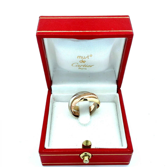Goldring Cartier Trinity mit drei ineinander verschlungenen Ringen, elegant design, auf einem neutralen Hintergrund.