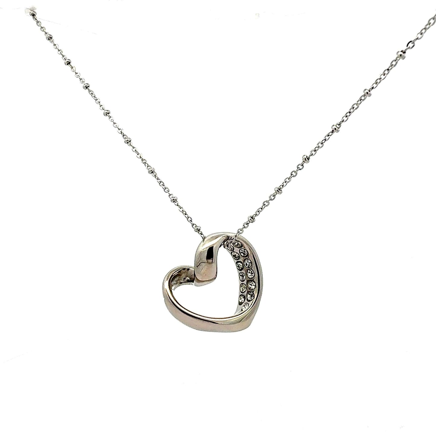 Edelstahl-Halskette mit 60 cm Herz-Anhänger und Steinen, elegante Kette von Juwelier Alen, detailreiche Schmuckaufnahme