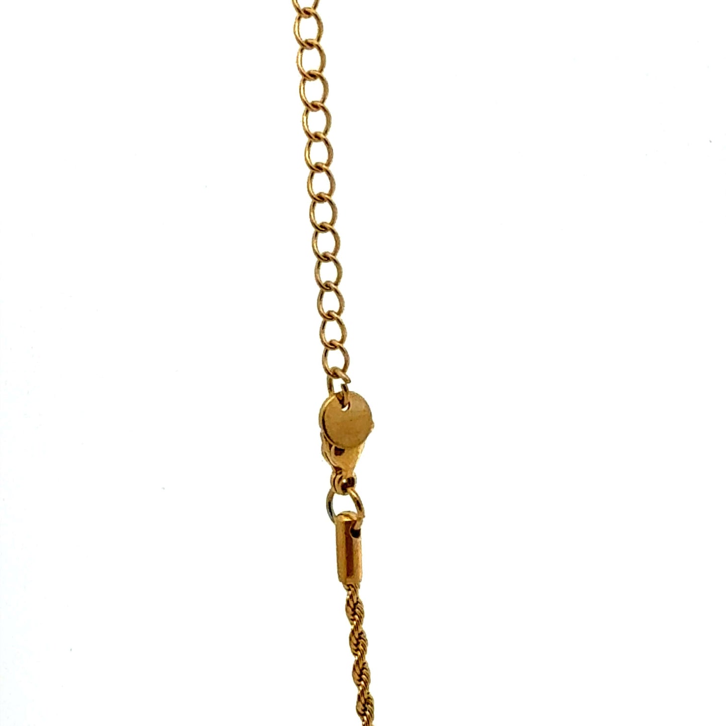 detailreiche Kette auf weißem Hintergrund.