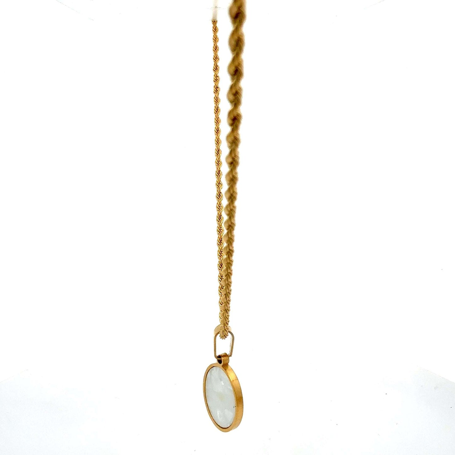 Vergoldete Edelstahl-Halskette mit Anhänger, 53 cm lang, von Juwelier Alen, detailreiche Kette auf weißem Hintergrund