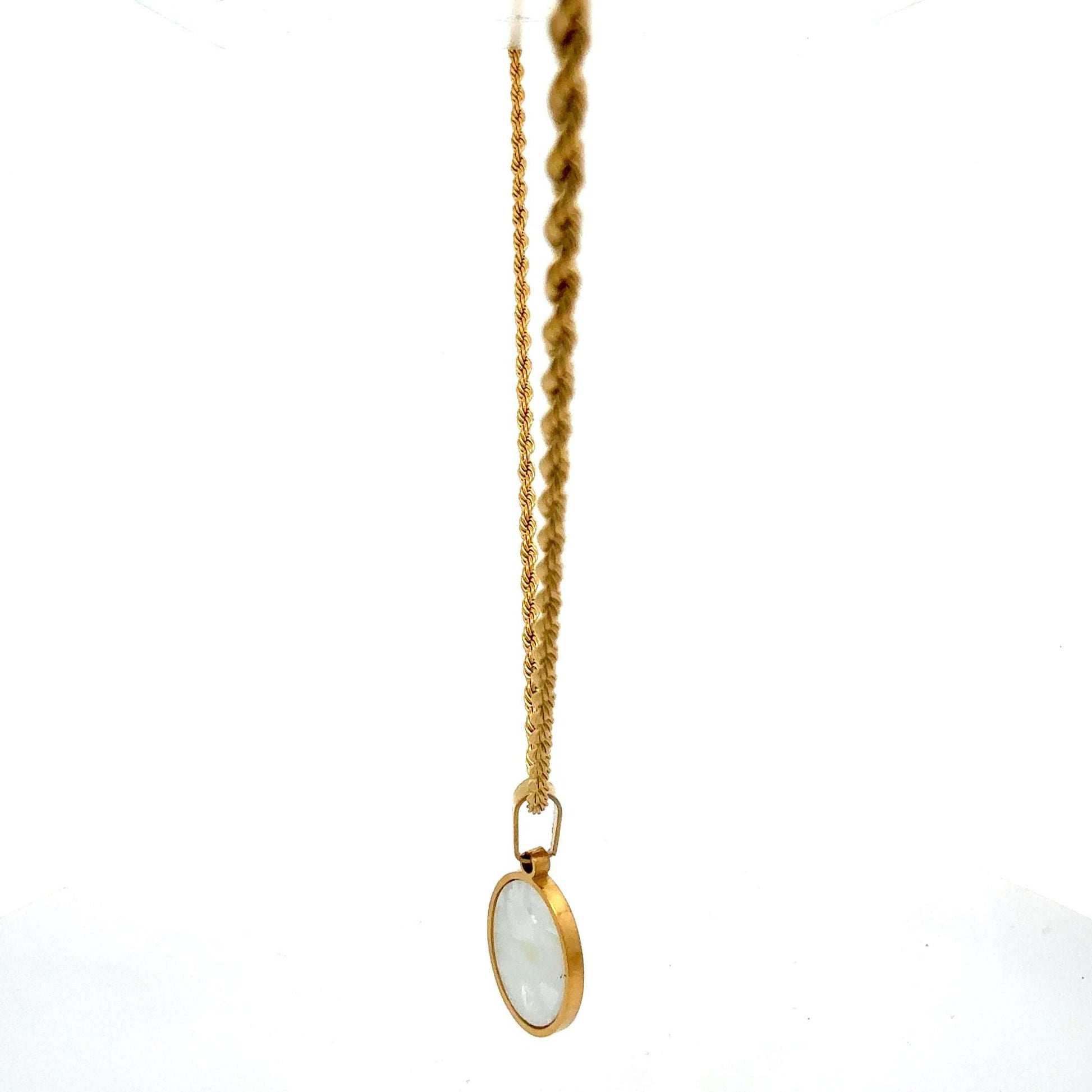 Vergoldete Edelstahl-Halskette mit Anhänger, 53 cm lang, von Juwelier Alen, detailreiche Kette auf weißem Hintergrund